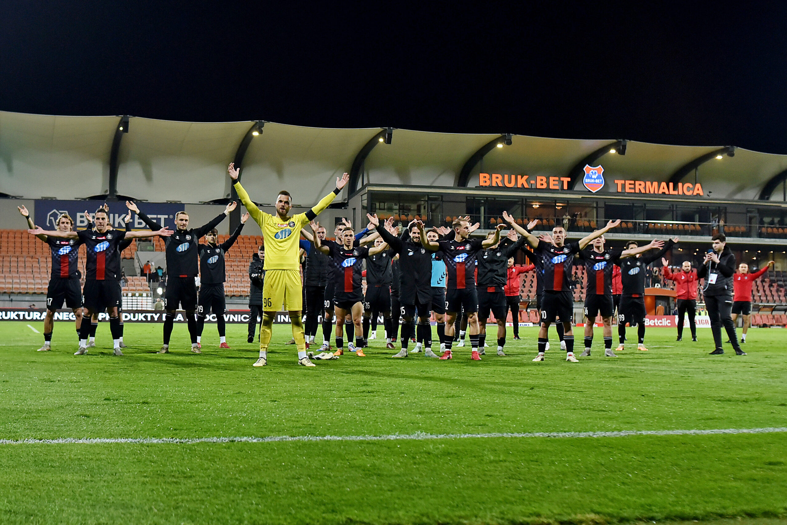 2025.04.14 Nieciecza
Pilka nozna , Betclic I liga , sezon 2024/25
Bruk-Bet Termalica Nieciecza - Polonia Warszawa
N/z Pilkarze Polonii, radsoc po meczu
Foto Krzysztof Porebski / PressFocus

2025.04.14 Nieciecza
Football , Polish league, second level , 2024/2025 season
Bruk-Bet Termalica Nieciecza - Polonia Warszawa
Pilkarze Polonii, radsoc po meczu
Credit: Krzysztof Porebski / PressFocus