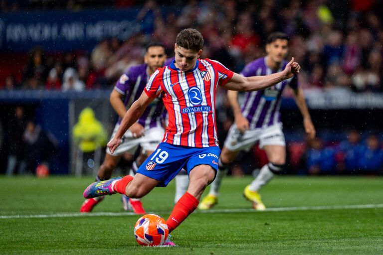 Atletico de Madrid and Real Valladolid CF - La Liga EA Sports 2024/25 Julian Alvarez of Atletico de Madrid scores a penalty during the La Liga EA Sports 2024/25 football match between Atletico de Madrid and Real Valladolid CF at Estadio Riyadh Air Metropolitano on April 14, 2025 in Madrid, Spain. Madrid Estadio Riyadh Air Metropolitano Madrid Spain Copyright: xAlbertoxGardinx AGardin_20250414_Football_Liga_Atletico_Madrid_Valladolid_0058
2025.04.14 Madryt
pilka nozna , liga hiszpanska
Atletico Madryt - Real Valladolid
Foto IMAGO/PressFocus

!!! POLAND ONLY !!!