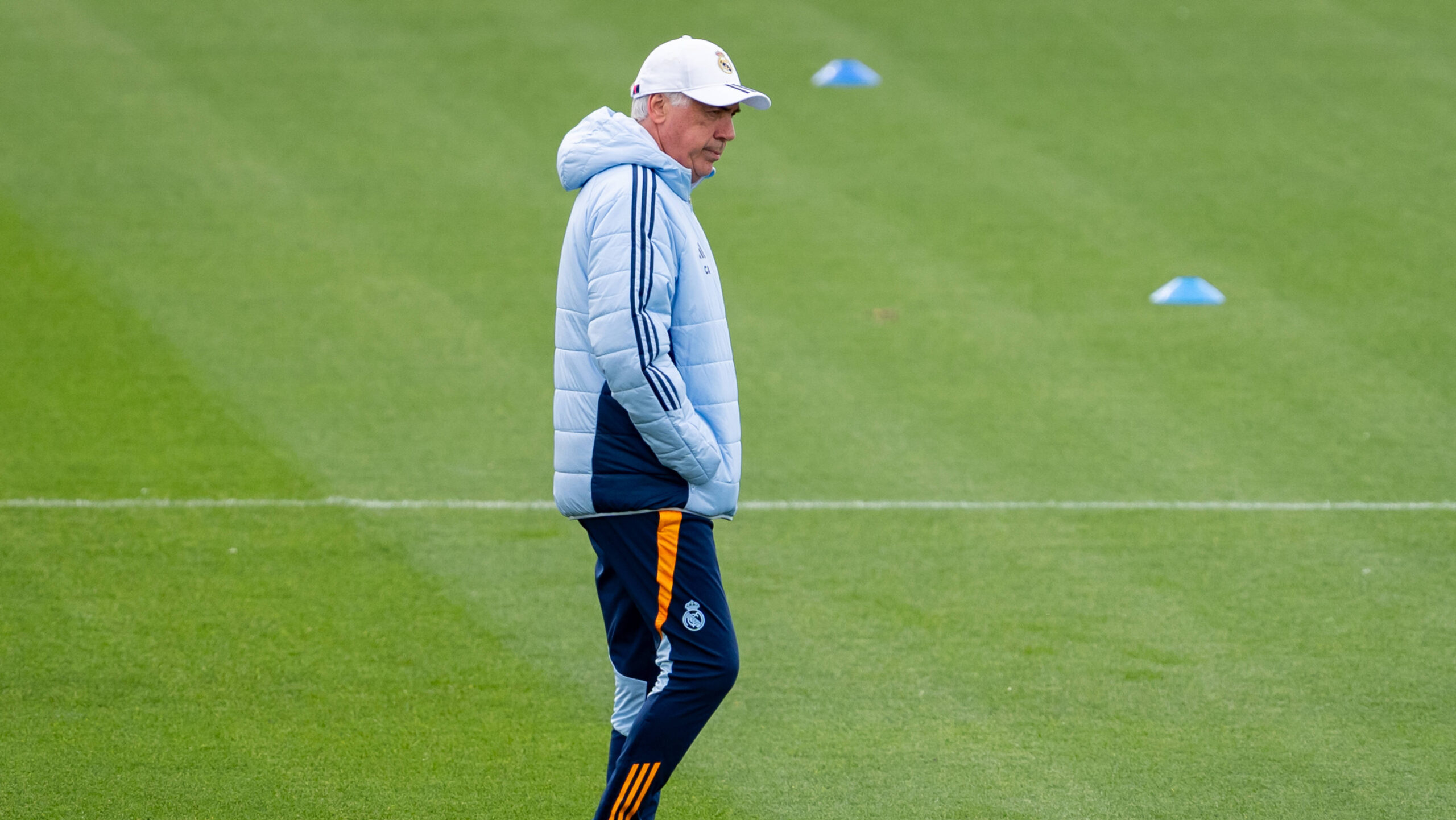 Real Madrid CF Training Session And press conference, PK, Pressekonferenz - UEFA Champions League 2024/25 Quarter Final Second Leg Carlo Ancelotti, head coach of Real Madrid CF, is seen walking during the Training Session ahead of their UEFA Champions League 2024/25 quarter final second leg match at Ciudad Real Madrid on April 15, 2025 in Madrid, Spain. Valdebebas Ciudad Real Madrid Madrid Spain Copyright: xAlbertoxGardinx AGardin_20250415_Football_Champions_Real_PC_0315
2025.04.15 Madryt
pilka nozna , Liga Mistrzow
Trening i konferencja prasowa Realu Madryt
Foto IMAGO/PressFocus
!!! POLAND ONLY !!!