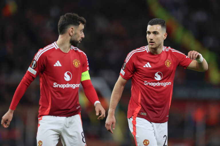 Manchester United, ManU v Olympique Lyonnais Europa League 17/04/2025. Quarter Final leg 2 of 2 Diogo Dalot 20 and Bruno Fernandes 8 of Manchester United have a chat during the Europa League quarter final second leg match between Manchester United and Olympique Lyonnais at Old Trafford, Manchester, England on 17 April 2025. Manchester Old Trafford Greater Manchester England Editorial use only , Copyright: xConorxMolloyx PSI-21857-0165
2025.04.17 Manchester
pilka nozna , Liga Europy
Manchester United - Olympique Lyon
Foto IMAGO/PressFocus

!!! POLAND ONLY !!!