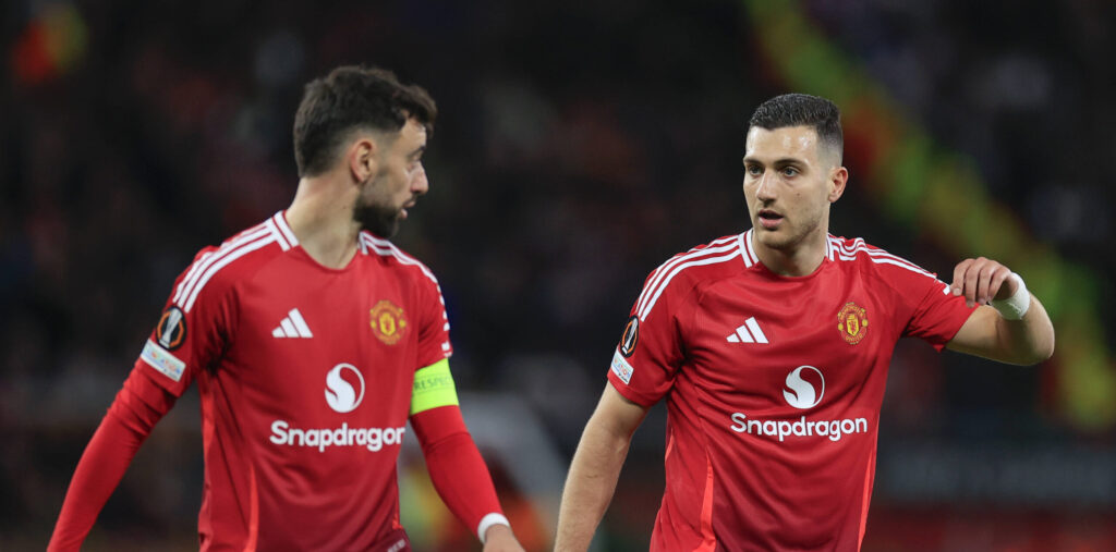 Manchester United, ManU v Olympique Lyonnais Europa League 17/04/2025. Quarter Final leg 2 of 2 Diogo Dalot 20 and Bruno Fernandes 8 of Manchester United have a chat during the Europa League quarter final second leg match between Manchester United and Olympique Lyonnais at Old Trafford, Manchester, England on 17 April 2025. Manchester Old Trafford Greater Manchester England Editorial use only , Copyright: xConorxMolloyx PSI-21857-0165
2025.04.17 Manchester
pilka nozna , Liga Europy
Manchester United - Olympique Lyon
Foto IMAGO/PressFocus

!!! POLAND ONLY !!!