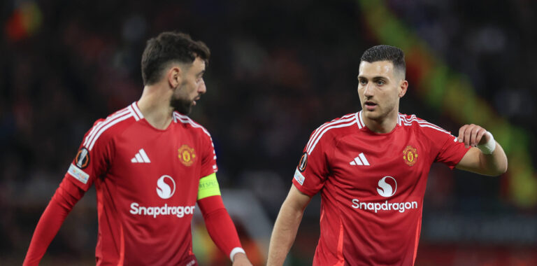 Manchester United, ManU v Olympique Lyonnais Europa League 17/04/2025. Quarter Final leg 2 of 2 Diogo Dalot 20 and Bruno Fernandes 8 of Manchester United have a chat during the Europa League quarter final second leg match between Manchester United and Olympique Lyonnais at Old Trafford, Manchester, England on 17 April 2025. Manchester Old Trafford Greater Manchester England Editorial use only , Copyright: xConorxMolloyx PSI-21857-0165
2025.04.17 Manchester
pilka nozna , Liga Europy
Manchester United - Olympique Lyon
Foto IMAGO/PressFocus
!!! POLAND ONLY !!!