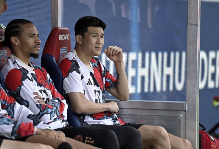 19.04.2025, Fussball 1. Bundesliga 2024/2025, 30. Spieltag, 1.FC Heidenheim - FC Bayern Munchen, in der Voith-Arena Heidenheim. Min-jae Kim Bayern Munchen, Minjae Kim auf der Ersatzbank. ***DFL and DFB regulations prohibit any use of photographs as image sequences and/or quasi-video.*** *** 19 04 2025, Soccer 1 Bundesliga 2024 2025, Matchday 30, 1 FC Heidenheim FC Bayern Munich, at Voith Arena Heidenheim Min jae Kim Bayern Munich, Minjae Kim on the substitutes bench DFL and DFB regulations prohibit any use of photographs as image sequences and or quasi video
2025.04.19 Heidenheim
pilka nozna , liga niemiecka
1. FC Heidenheim 1846 - Bayern Monachium
Foto IMAGO/PressFocus

!!! POLAND ONLY !!!