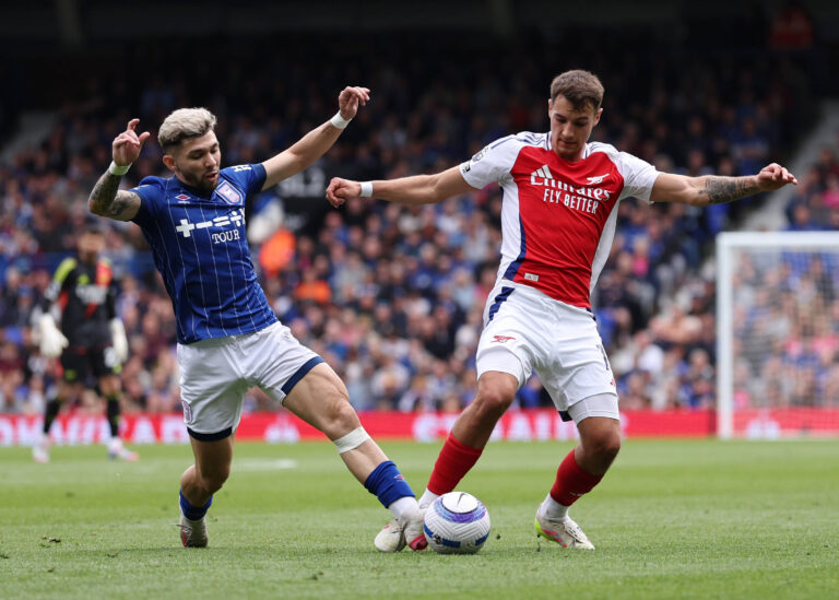 Ipswich, England, 20th April 2025. Julio Enciso of Ipswich Town with Jakub Kiwior of Arsenal during the Ipswich Town vs Arsenal Premier League match at Portman Road, Ipswich. Picture credit should read: David Klein / Sportimage EDITORIAL USE ONLY. No use with unauthorised audio, video, data, fixture lists, club/league logos or live services. Online in-match use limited to 120 images, no video emulation. No use in betting, games or single club/league/player publications. SPI_014_DK_Ipswich_Arsenal SPI-3857-0014
2025.04.20 Ipswich
pilka nozna , liga angielska
Ipswich Town - Arsenal Londyn
Foto IMAGO/PressFocus

!!! POLAND ONLY !!!