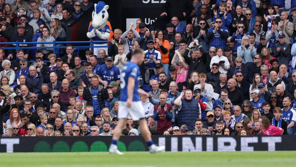Ipswich, England, 20th April 2025. The fans applaud as Leif Davis of Ipswich Town gets sent off during the Ipswich Town vs Arsenal Premier League match at Portman Road, Ipswich. Picture credit should read: David Klein / Sportimage EDITORIAL USE ONLY. No use with unauthorised audio, video, data, fixture lists, club/league logos or live services. Online in-match use limited to 120 images, no video emulation. No use in betting, games or single club/league/player publications. SPI_051_DK_Ipswich_Arsenal SPI-3857-0051
2025.04.20 Ipswich
pilka nozna , liga angielska
Ipswich Town - Arsenal Londyn
Foto IMAGO/PressFocus

!!! POLAND ONLY !!!