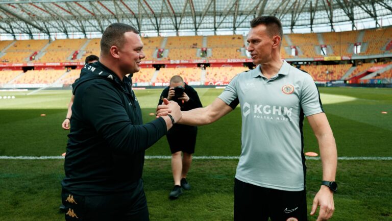 2025.04.21 Bialystok
Pilka nozna PKO Ekstraklasa sezon 2024/2025
Jagiellonia Bialystok - KGHM Zaglebie Lubin
N/z Adrian Siemieniec (Trener Head Coach) Leszek Ojrzynski (Trener Head Coach) przed meczem
Foto Tomasz Folta / PressFocus
2025.04.21 Bialystok
Football PKO Ekstraklasa season 2024/2025
Jagiellonia Bialystok - KGHM Zaglebie Lubin
Adrian Siemieniec (Trener Head Coach) Leszek Ojrzynski (Trener Head Coach) przed meczem
Credit: Tomasz Folta / PressFocus