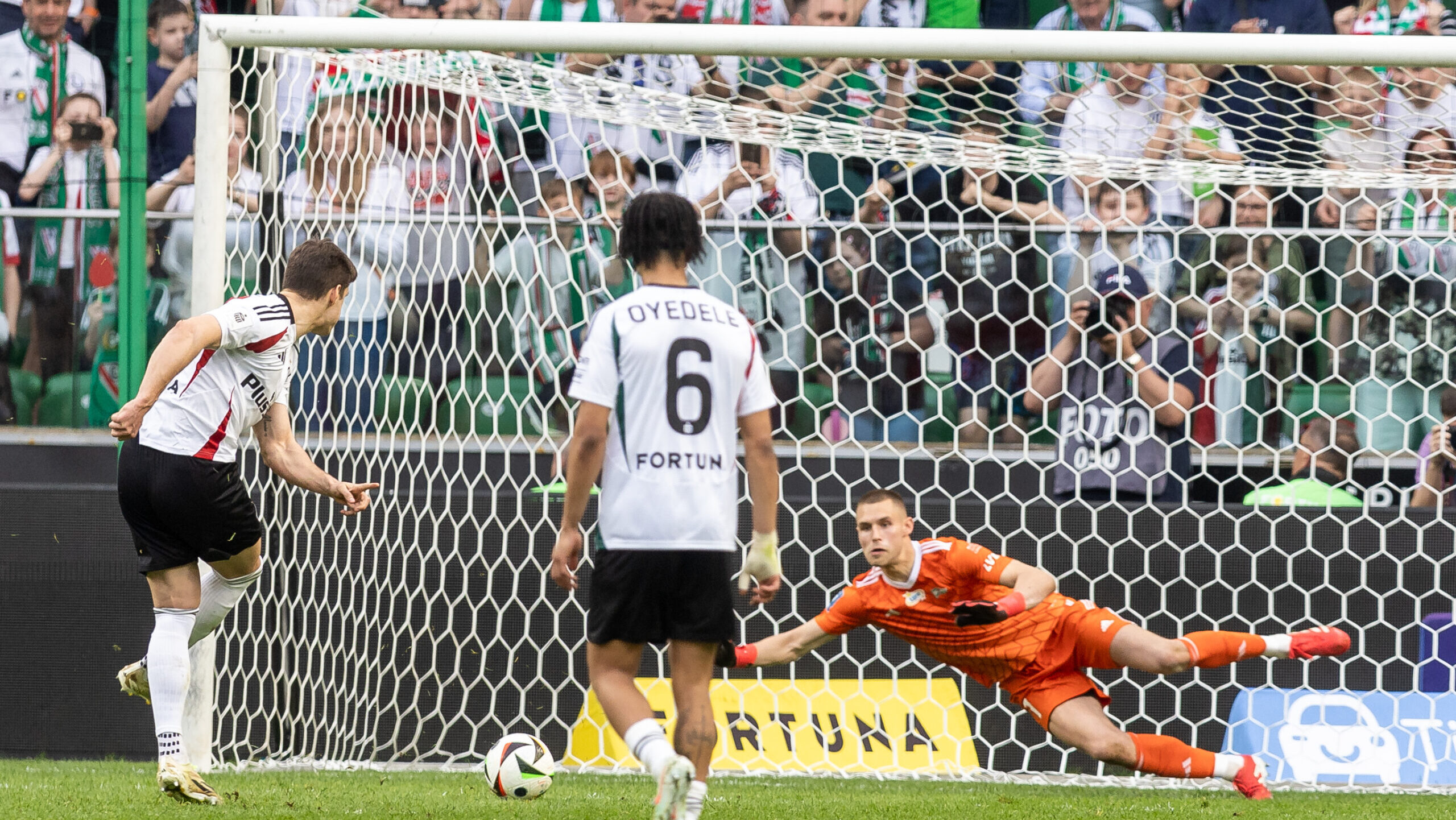 2025.04.21 Warszawa
pilka nozna PKO Ekstraklasa sezon 2024/2025
Legia Warszawa - Lechia Gdansk
N/z Ilia Shkuryn (Legia), Maxi Oyedele (Legia), Szymon Weirauch (Lechia), rzut karny
Foto Tomasz Jastrzebowski / Foto Olimpik / PressFocus
2025.04.21 Warszawa
Football - Polish PKO Ekstraklasa season 2024/2025
Legia Warszawa - Lechia Gdansk
Ilia Shkuryn (Legia), Maxi Oyedele (Legia), Szymon Weirauch (Lechia), rzut karny
Credit: Tomasz Jastrzebowski / Foto Olimpik / PressFocus