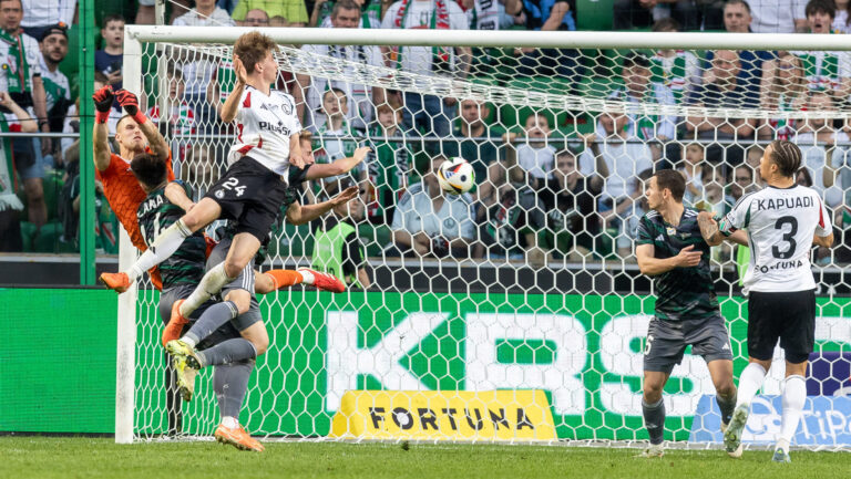 2025.04.21 Warszawa
pilka nozna PKO Ekstraklasa sezon 2024/2025
Legia Warszawa - Lechia Gdansk
N/z Szymon Weirauch (Lechia), Jan Ziolkowski (Legia), bramka
Foto Tomasz Jastrzebowski / Foto Olimpik / PressFocus

2025.04.21 Warszawa
Football - Polish PKO Ekstraklasa season 2024/2025
Legia Warszawa - Lechia Gdansk
Szymon Weirauch (Lechia), Jan Ziolkowski (Legia), bramka
Credit: Tomasz Jastrzebowski / Foto Olimpik / PressFocus