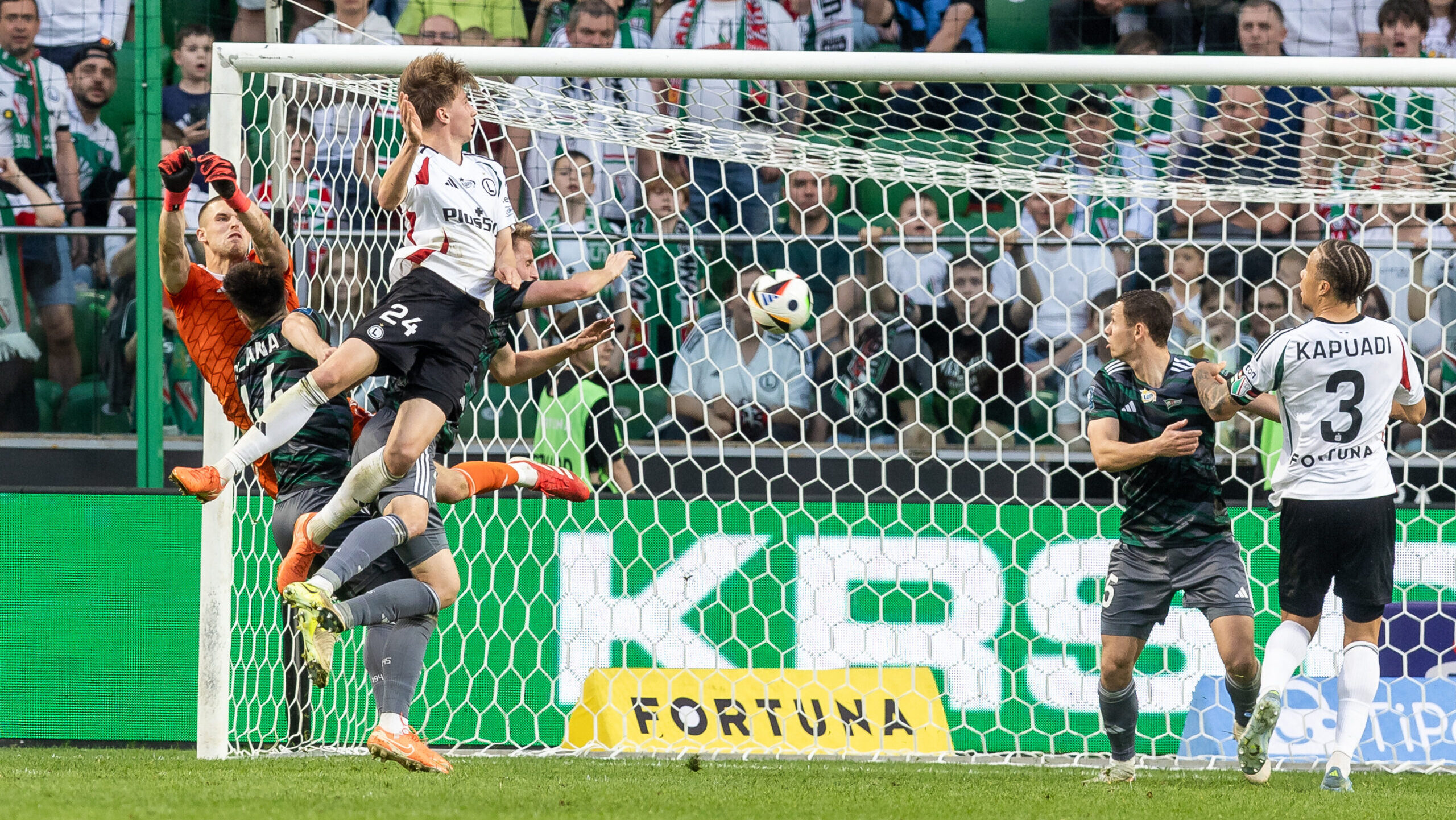 2025.04.21 Warszawa
pilka nozna PKO Ekstraklasa sezon 2024/2025
Legia Warszawa - Lechia Gdansk
N/z Szymon Weirauch (Lechia), Jan Ziolkowski (Legia), bramka
Foto Tomasz Jastrzebowski / Foto Olimpik / PressFocus
2025.04.21 Warszawa
Football - Polish PKO Ekstraklasa season 2024/2025
Legia Warszawa - Lechia Gdansk
Szymon Weirauch (Lechia), Jan Ziolkowski (Legia), bramka
Credit: Tomasz Jastrzebowski / Foto Olimpik / PressFocus