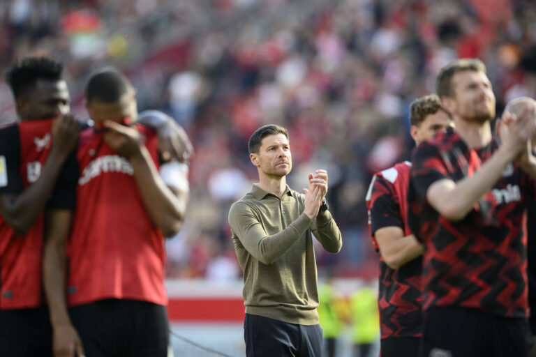 Schlussjubel Trainer Xabier Xabi ALONSO LEV vor den Fans, davor die Spieler, Fussball 1. Bundesliga, 31.Spieltag, Bayer 04 Leverkusen LEV - FC Augsburg A 2:0, am 26.04.2025 in Leverkusen/ Deutschland. DFL regulations prohibit any use of photographs as image sequences and/or quasi-video *** Final cheer coach Xabier Xabi ALONSO LEV in front of the fans, in front of the players, Soccer 1 Bundesliga, Matchday 31, Bayer 04 Leverkusen LEV FC Augsburg A 2 0, on 26 04 2025 in Leverkusen Germany DFL regulations prohibit any use of photographs as image sequences and or quasi video
2025.04.26 Leverkusen
pilka nozna , liga niemiecka
Bayer 04 Leverkusen - FC Augsburg
Foto IMAGO/PressFocus
!!! POLAND ONLY !!!