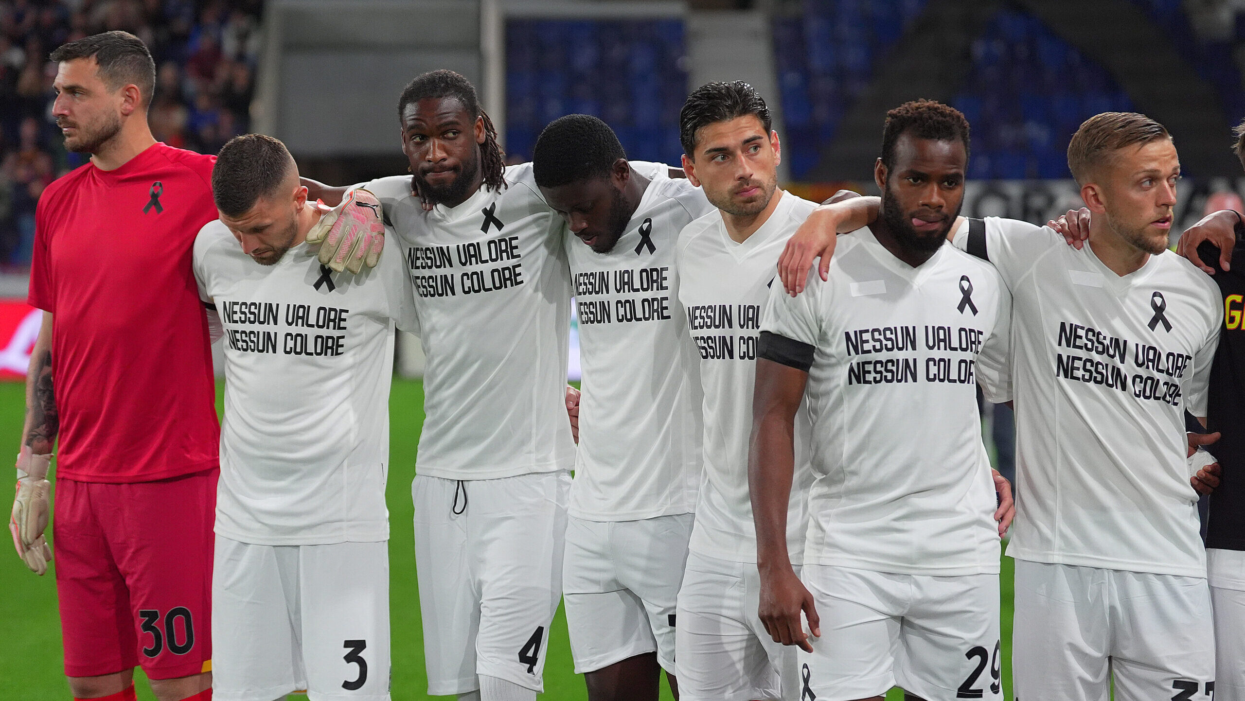 the mourning shirt worn by the Lecce players   for  Graziano Fiorita  during  the Serie A soccer match between Atalanta and Lecce at  Gewiss Stadium in Bergamo  , North Italy -   Sunday , April 27 , 2025  . Sport - Soccer . (Photo by Spada/LaPresse) (Photo by Spada/LaPresse/Sipa USA)
2025.04.27 Bergamo
pilka nozna liga wloska
Atalanta Bergamo - US Lecce
Foto LaPresse/SIPA USA/PressFocus

!!! POLAND ONLY !!!