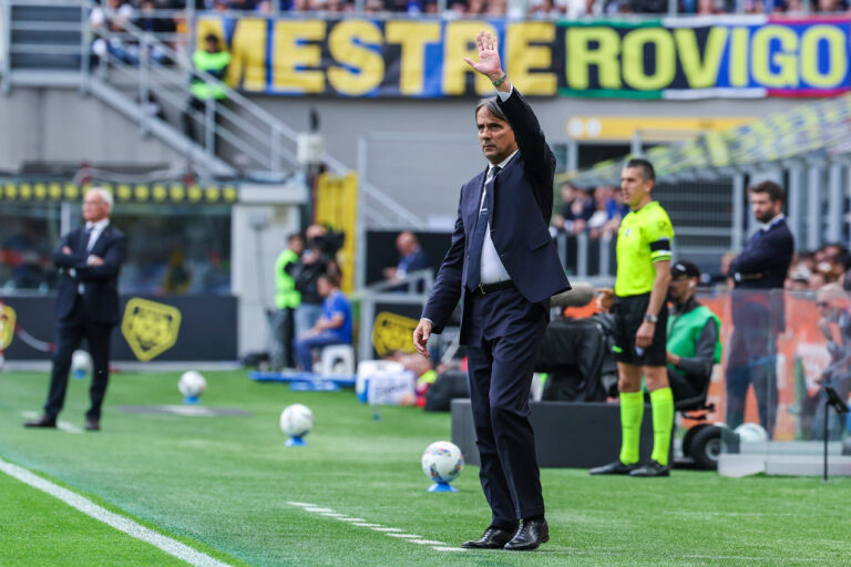FC Internazionale vs AS Roma - Serie A 2024/25 - 27/04/2025 Simone Inzaghi Head Coach of FC Internazionale gestures during Serie A 2024/25 football match between FC Internazionale and AS Roma at San Siro Stadium *** FC Internazionale vs AS Roma Serie A 2024 25 27 04 2025 Simone Inzaghi Head Coach of FC Internazionale gestures during Serie A 2024 25 football match between FC Internazionale and AS Roma at San Siro Stadium Copyright: xBEAUTIFULxSPORTS/Carabellix
2025.04.27 Mediolan
pilka nozna , liga wloska
Inter Mediolan - AS Roma
Foto IMAGO/PressFocus
!!! POLAND ONLY !!!