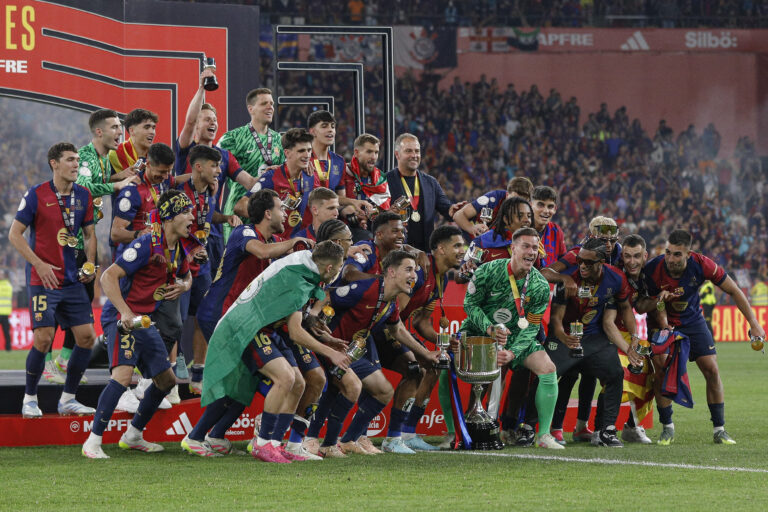 FC Barcelona players with the trophy during the Copa del Rey match, Final, between FC Barcelona and Real Madrid CF played at La Cartuja Stadium on April 26, 2025 in Sevilla, Spain. (Photo by Antonio Pozo / Pressinphoto)


2025.04.27 Sewilla
pilka nozna puchar krola 
FC Barcelona - Real Madryt 
Foto pressinphoto/SIPA USA/PressFocus

!!! POLAND ONLY !!!