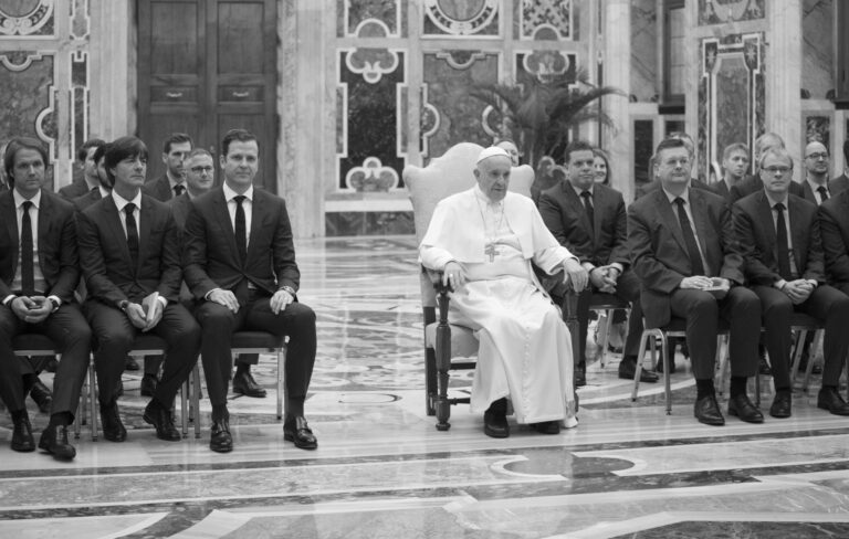 Pope Francis, Trainer Thomas SCHNEIDER (DFB-Assistenztrainer), Bundestrainer / Trainer Joachim Jogi LOEW (Deutschland), Oliver BIERHOFF (Deutschland/Manager Nationalmannschaft), Reinhard Grindel (DFB-President), Peter Peters (DFL).Football / Soccer: The german National football men&#039;s team visits Pope Francis during a private audience  in the Palace of the Vatican, Vatican City, Vatican, November 14, 2016 *** Local Caption *** .
14.11.2016 Watykan
Pilka nozna
Spotkanie zawodnikow reprezentacji Niemiec z papiezem Franciszkiem papiez Franciszek
FOTO Pixathlon / SIPA / PressFocus

POLAND ONLY!!