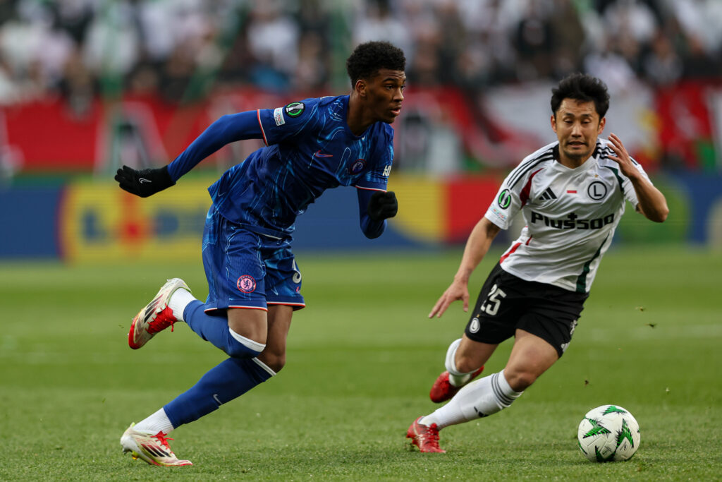 10.04.2025 Warszawa Mecz UEFA Ligi Konferencji 24/25 Legia Warszawa  - Chelsea Londyn
Fot. Grzegorz Wajda/REPORTER  N/z Josh Acheampong. Ryoya Morishita---------------==========---------------
UEFA CONFERENCE LEAGUE 24/25 : Legia Warszawa vs    Chelsea at Municipal Stadium (Legia Warszawa) on April 10, 2025 in Warsaw, Poland. N/z Josh Acheampong. Ryoya Morishita Photo: Grzegorz Wajda/REPORTER *** Local Caption ***