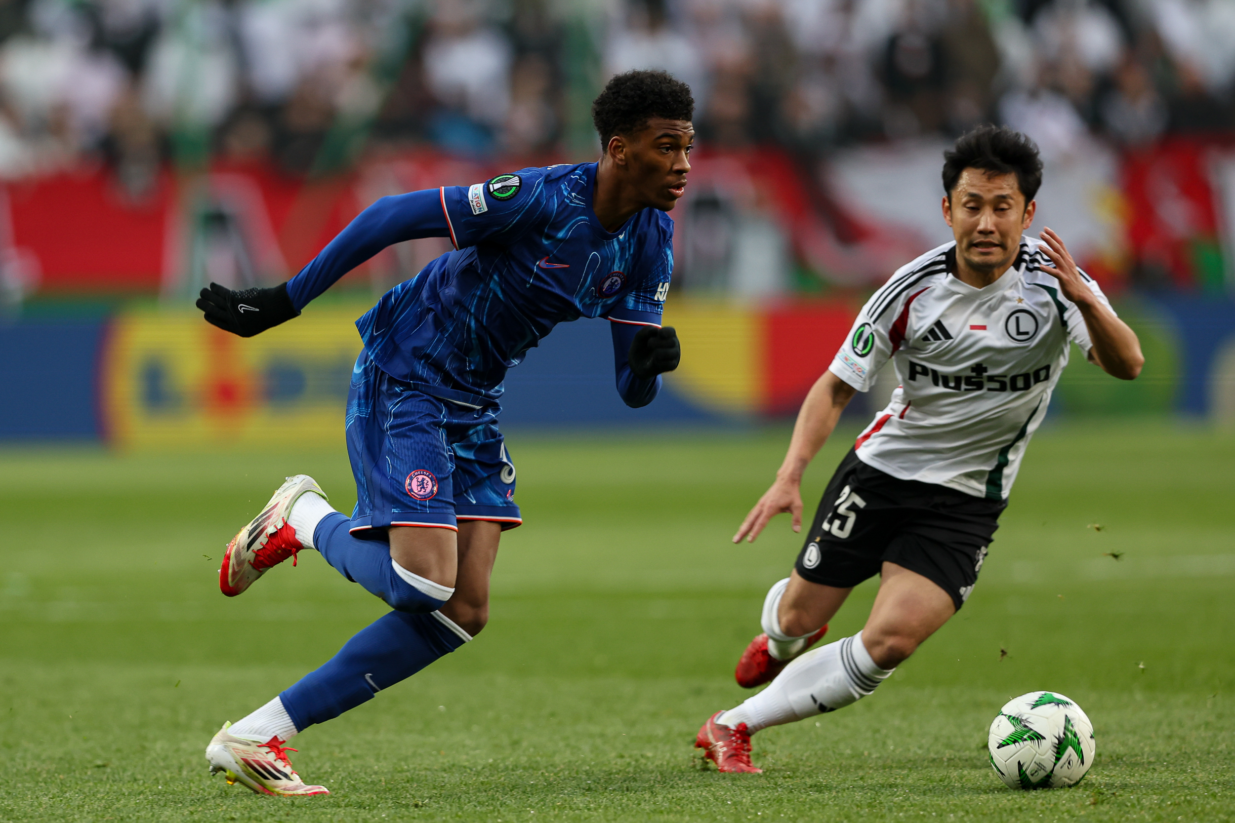 10.04.2025 Warszawa Mecz UEFA Ligi Konferencji 24/25 Legia Warszawa  - Chelsea Londyn
Fot. Grzegorz Wajda/REPORTER  N/z Josh Acheampong. Ryoya Morishita---------------==========---------------
UEFA CONFERENCE LEAGUE 24/25 : Legia Warszawa vs    Chelsea at Municipal Stadium (Legia Warszawa) on April 10, 2025 in Warsaw, Poland. N/z Josh Acheampong. Ryoya Morishita Photo: Grzegorz Wajda/REPORTER *** Local Caption ***