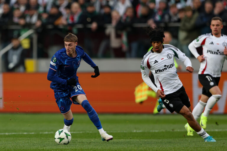 10.04.2025 Warszawa Mecz UEFA Ligi Konferencji 24/25 Legia Warszawa  - Chelsea Londyn
Fot. Grzegorz Wajda/REPORTER  N/z Cole Palmer  Maxi Oyedele---------------==========---------------
UEFA CONFERENCE LEAGUE 24/25 : Legia Warszawa vs    Chelsea at Municipal Stadium (Legia Warszawa) on April 10, 2025 in Warsaw, Poland. N/z Cole Palmer  Maxi Oyedele Photo: Grzegorz Wajda/REPORTER *** Local Caption ***