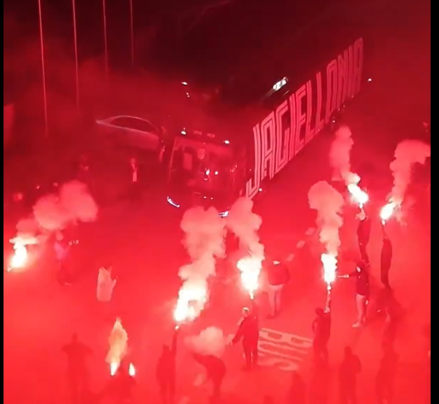 Niesamowite powitanie drużyny przez kibiców Jagielloni w środku nocy! [WIDEO]