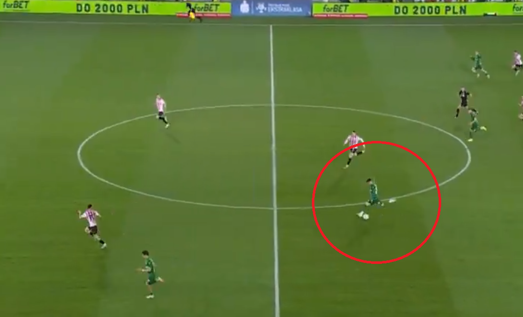 Co za gol w Ekstraklasie! Trafienie z połowy boiska! [WIDEO]