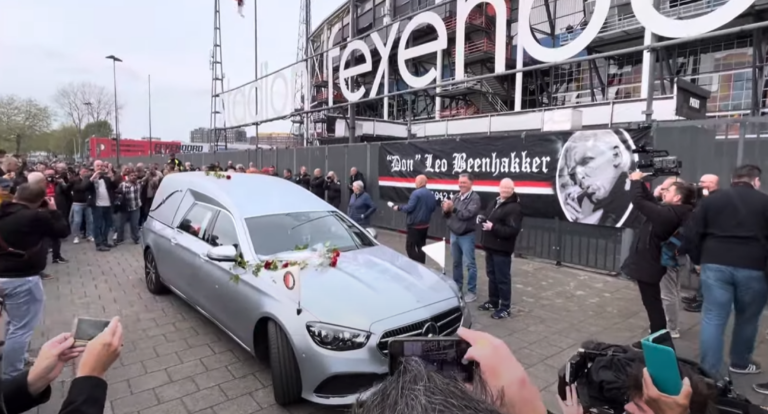 Leo Beenhakker pożegnany. Wzruszające obrazki przed stadionem Feyenoordu [WIDEO]
