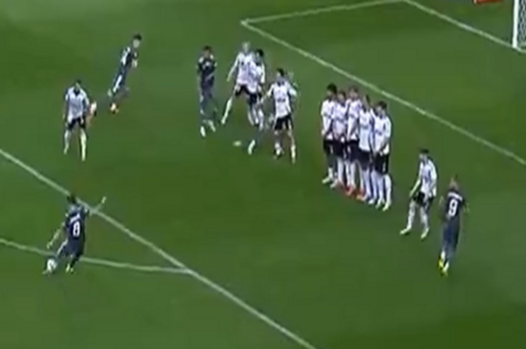 Idealny strzał! Gol prosto z rzutu wolnego w meczu Legii [WIDEO]