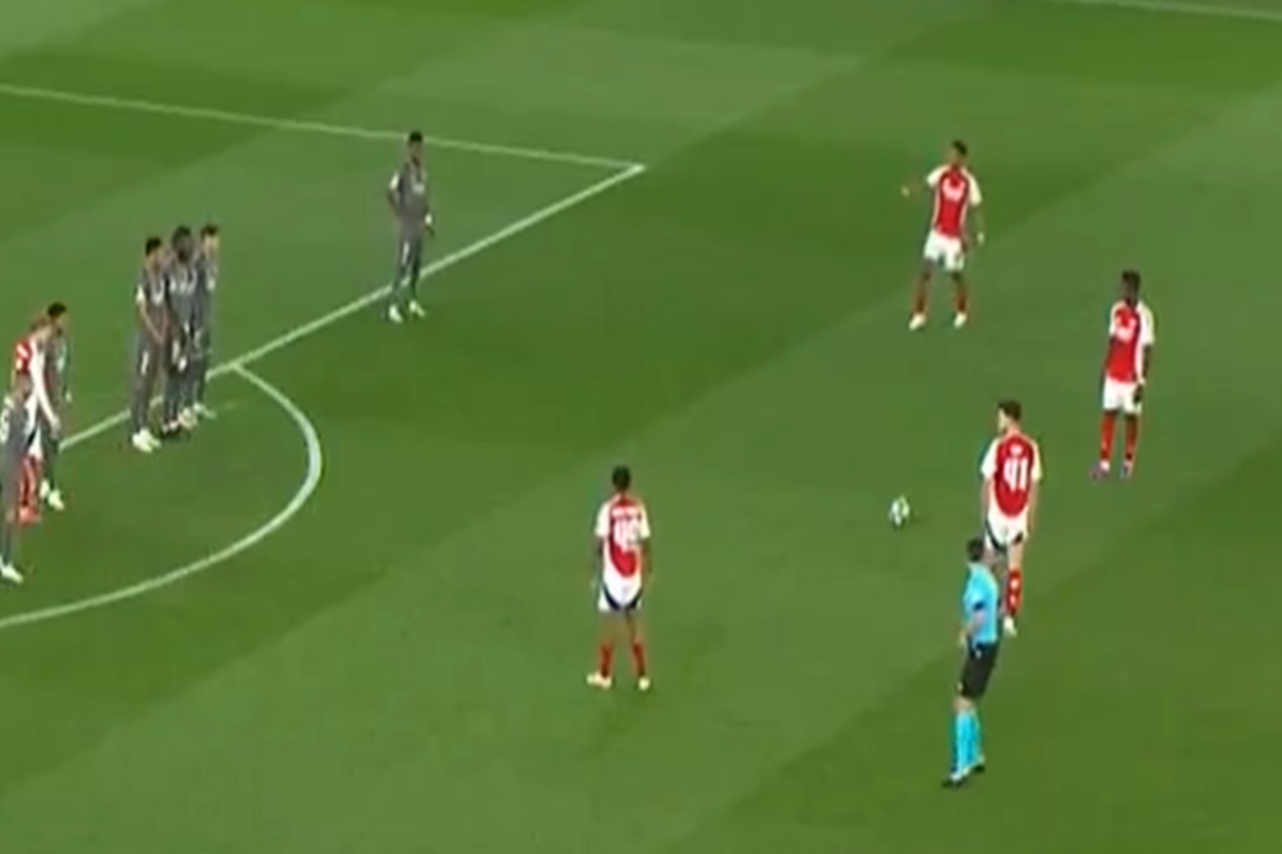 Arsenal prowadzi! Niesamowity gol z rzutu wolnego [WIDEO]