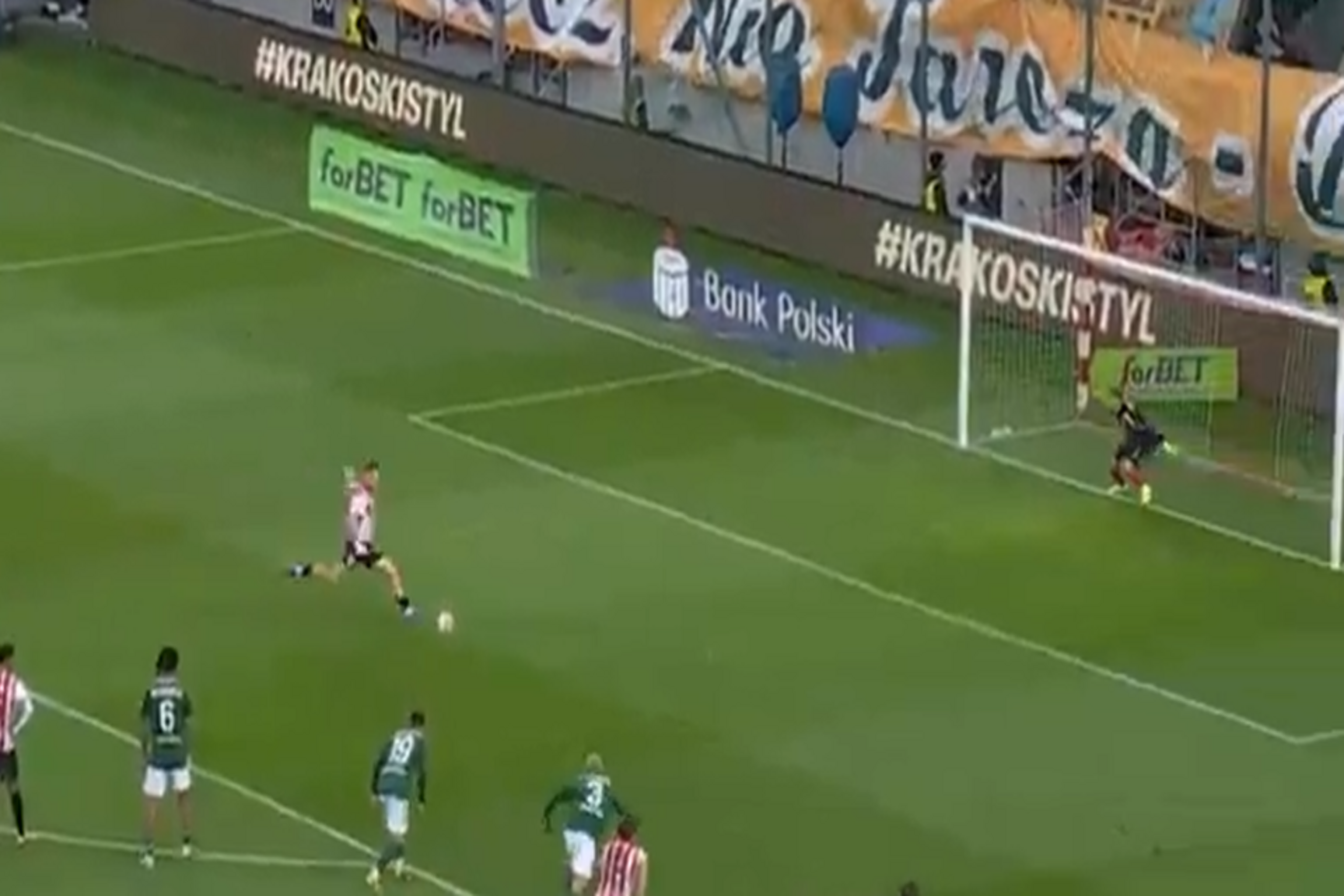 Benjamin Kallman marnuje rzut karny w meczu z Legią! [WIDEO]