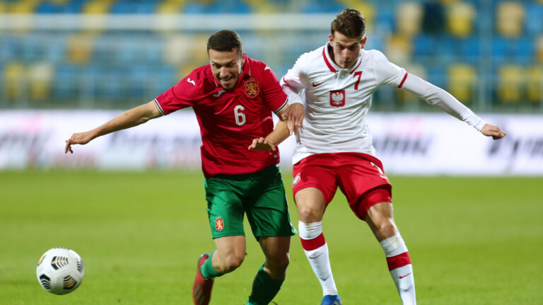 2020.10.13 Gdynia
Pilka Nozna Mecz Eliminacyjny U-21 Polska - Bulgaria
N/z Viktor Popov Jakub Kaminski
Foto Piotr Matusewicz / PressFocus

2020.10.13 Gdynia
Football European Under-21 Championship 2021 Qualifying Round Poland - Bulgaria
Viktor Popov Jakub Kaminski
Credit: Piotr Matusewicz / PressFocus