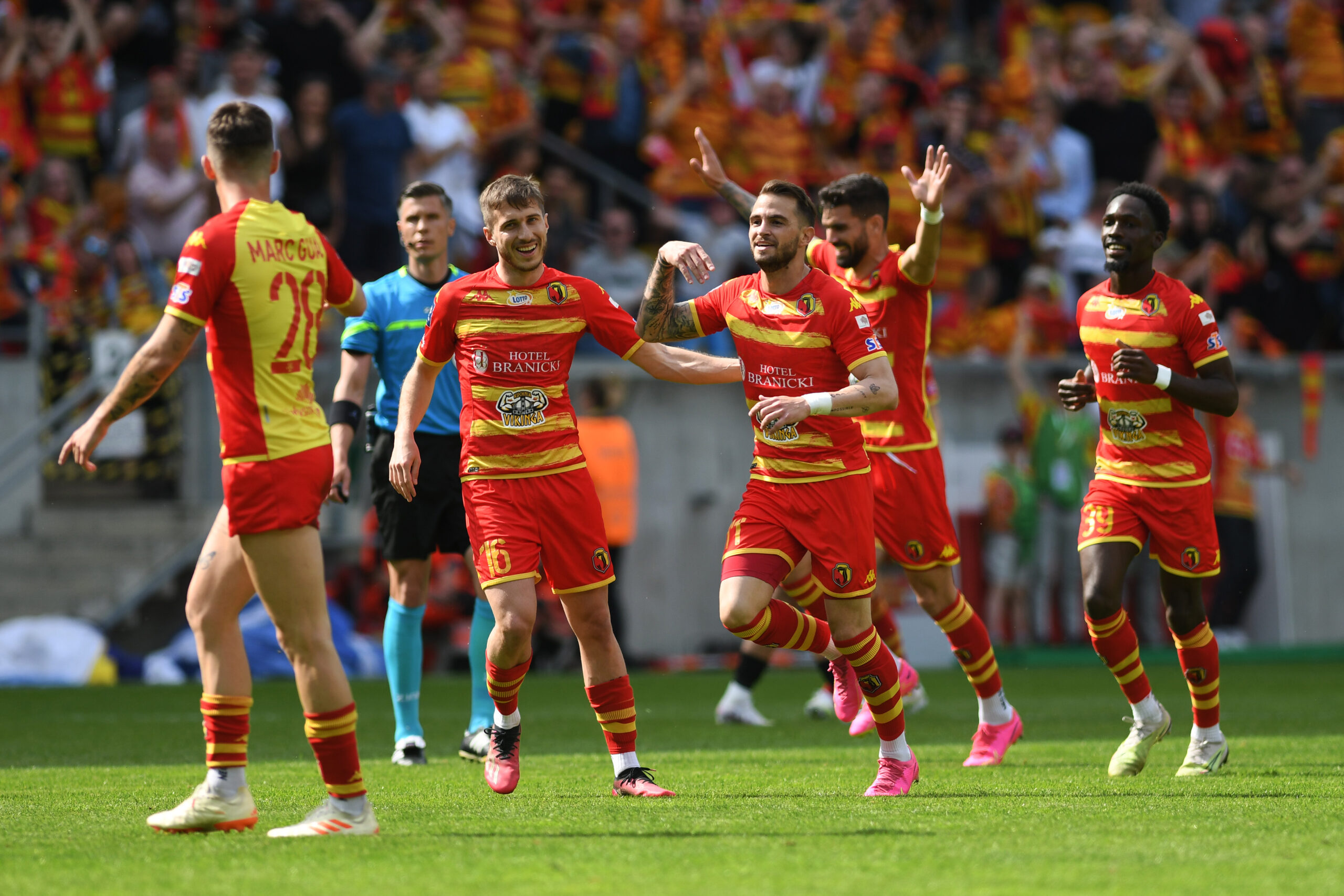 2023.05.20 Bialystok Pilka nozna PKO Ekstraklasa sezon 2022/2023. 33. kolejka rozgrywek. Jagiellonia Bialystok (zolto-czerwone) - Cracovia Krakow N/z zawodnicy Jagiellonii ciesza sie z gola Imaza (L-P) Michal Sacek Jesus Imaz Aurelien Nguiamba Foto Michal Kosc / PressFocus
2023.05.20 Bialystok Football Polish PKO Ekstraklasa season 2022/2023 Jagiellonia Bialystok - Cracovia Krakow Credit: Michal Kosc / PressFocus