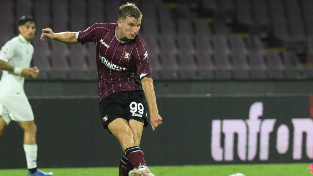 Mateusz Legowski of US Salernitana 1919 in action during the Soccer Italian Cup Freccia Rossa between US Salernitana 1919 vs Spezia Calcio at Arechi Stadium (Photo by Agostino Gemito/IPA Sport / ipa-/IPA/Sipa USA)
2024.08.12 Salerno
pilka nozna puchar Wloch
US Salernitana 1919 - Spezia Calcio
Foto Agostino Gemito/IPA Sport/ipa-agency.net/SIPA USA/PressFocus

!!! POLAND ONLY !!!