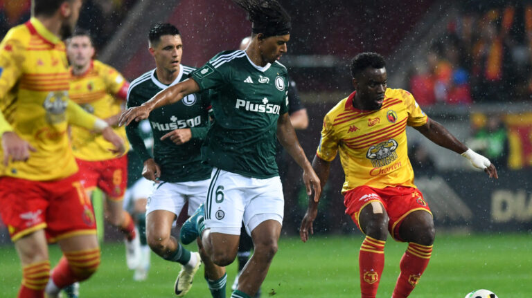 2024.10.06 Bialystok Pilka nozna PKO Ekstraklasa sezon 2024/2025 11 kolejka rozgrywek Jagiellonia Bialystok (zolto-czerwone) - Legia Warszawa N/z (L-P) Bartosz Kapustka Maxi Oyedele Afimico Pululu Foto Michal Kosc / PressFocus 
2024.10.06 Bialystok Football Polish PKO Ekstraklasa season 2024/2025 Jagiellonia Bialystok - Legia Warszawa Credit Michal Kosc / PressFocus