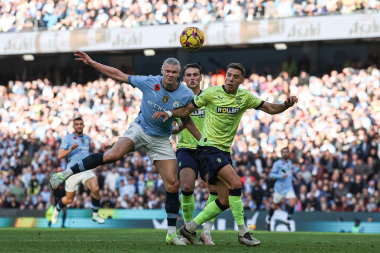 Erling Haaland of Manchester City with the ball tracked by Jan Bednarek of Southampton during the Premier League match Manchester City vs Southampton at Etihad Stadium, Manchester, United Kingdom, 26th October 2024
(Photo by Mark Cosgrove/News Images) in Manchester, United Kingdom on 10/26/2024. (Photo by Mark Cosgrove/News Images/Sipa USA)
2024.10.26 Manchester
pilka nozna liga angielska
Manchester City - Southampton
Foto Mark Cosgrove/News Images/SIPA USA/PressFocus
!!! POLAND ONLY !!!