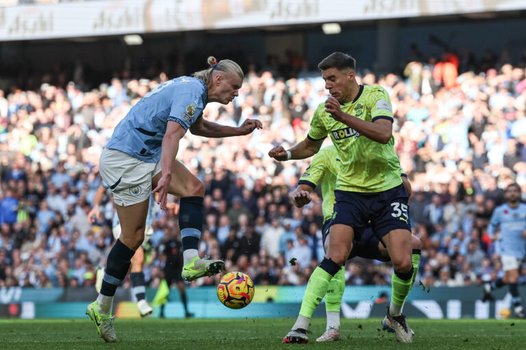 Erling Haaland of Manchester City with the ball tracked by Jan Bednarek of Southampton during the Premier League match Manchester City vs Southampton at Etihad Stadium, Manchester, United Kingdom, 26th October 2024
(Photo by Mark Cosgrove/News Images) in Manchester, United Kingdom on 10/26/2024. (Photo by Mark Cosgrove/News Images/Sipa USA)
2024.10.26 Manchester
pilka nozna liga angielska
Manchester City - Southampton
Foto Mark Cosgrove/News Images/SIPA USA/PressFocus
!!! POLAND ONLY !!!