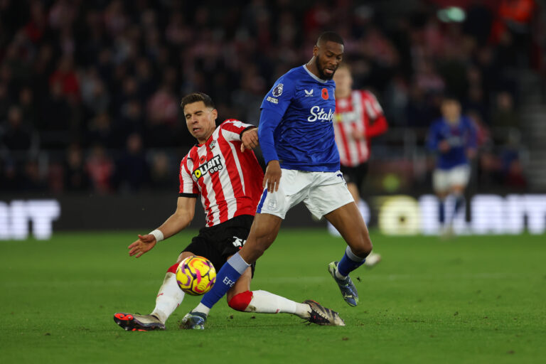 Football - 2024 / 2025 Premier League - Southampton vs Everton - St Marys Stadium - Saturday 2nd November 2024 Jan Bednarek of Southampton tackles Beto of Everton during the Premier League match at St Marys Stadium COLORSPORT / Shaun Boggust PUBLICATIONxNOTxINxUK
2024.11.02 Southampton
pilka nozna liga angielska
Southampton - Everton
Foto IMAGO/PressFocus

!!! POLAND ONLY !!!