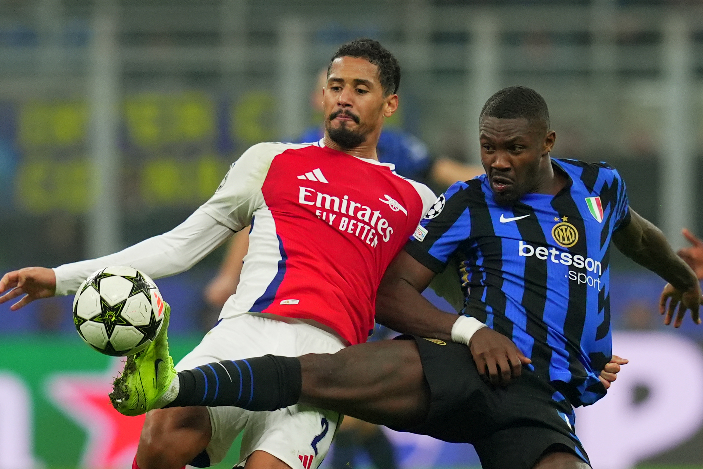 Inter Milan's Marcus Thuram fight for the ball withArsenal's William Saliba during the Uefa Champions League soccer match between Inter and Arsenal a at the San Siro Stadium in Milan, north Italy - Wednesday , November 6 , 2024. Sport - Soccer . (Photo by Spada/LaPresse) (Photo by Spada/LaPresse/Sipa USA)
2024.11.06 Mediolan
pilka nozna liga mistrzow
Inter Mediolan - Arsenal Londyn
Foto Spada/LaPresse/SIPA USA/PressFocus
!!! POLAND ONLY !!!