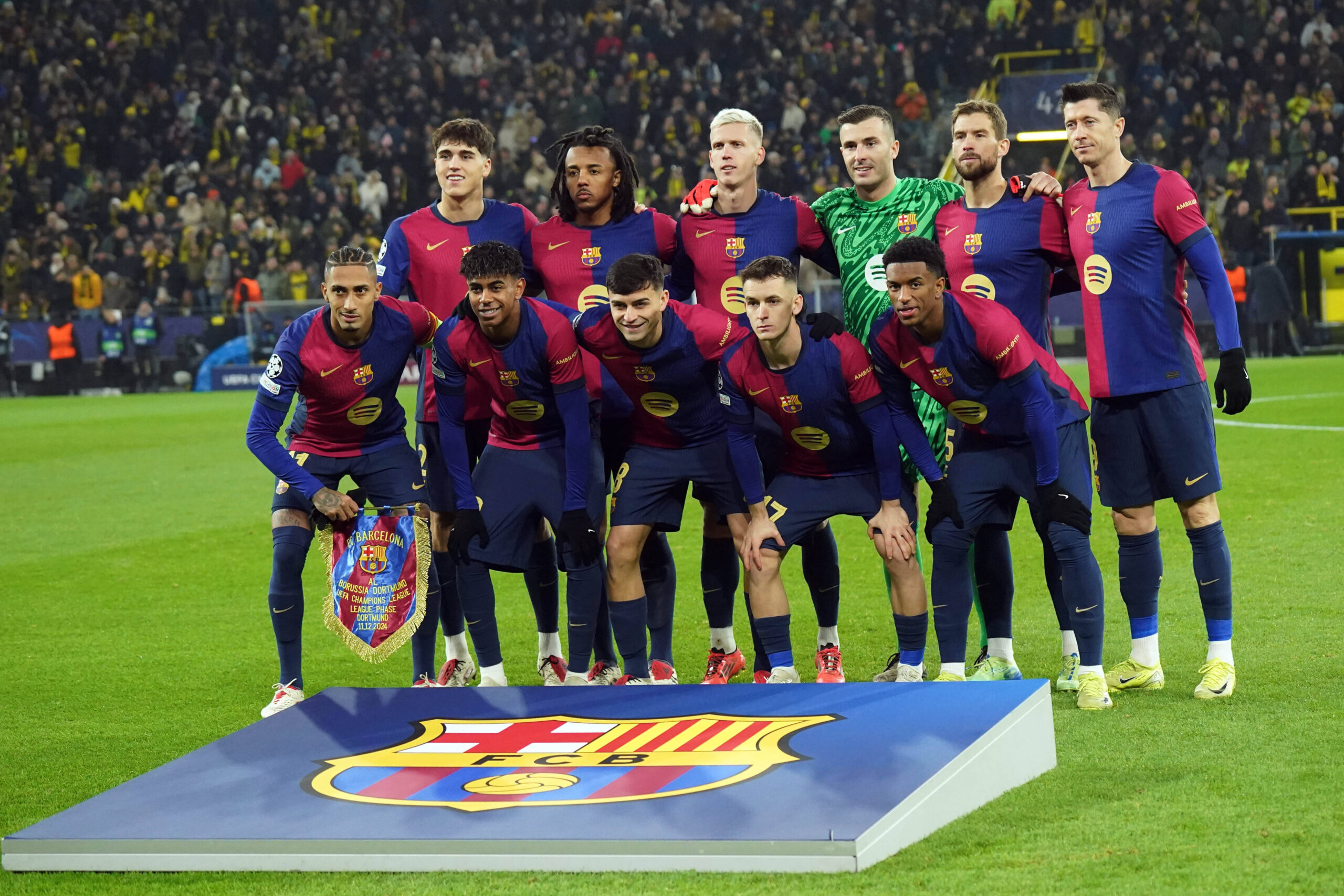 Fussball, UEFA Champions League 2024/2025, Borussia Dortmund vs FC Barcelona, Barca , 11.12.2024 , Signal Iduna Park Dortmund Hintere Reihe v.l.: Pau Cubarsi, Jules Kound, Dani Olmo, Inaki Pena, Inigo Martinez, Robert Lewandowski vorne : Raphinha, Lamine Jamal , Pedri, Marc Casado, Alejandro Balde, alle MannschaftsfotoFC Barcelona , *** Football, UEFA Champions League 2024 2025, Borussia Dortmund vs FC Barcelona , 11 12 2024 , Signal Iduna Park Dortmund Back row from l Pau Cubarsi, Jules Kound, Dani Olmo, Inaki Pena, Inigo Martinez, Robert Lewandowski front Raphinha, Lamine Jamal , Pedri, Marc Casado, Alejandro Balde, all team photoFC Barcelona ,
2024.12.11 Dortmund
pilka nozna liga mistrzow
Borussia Dortmund - FC Barcelona
Foto IMAGO/PressFocus

!!! POLAND ONLY !!!