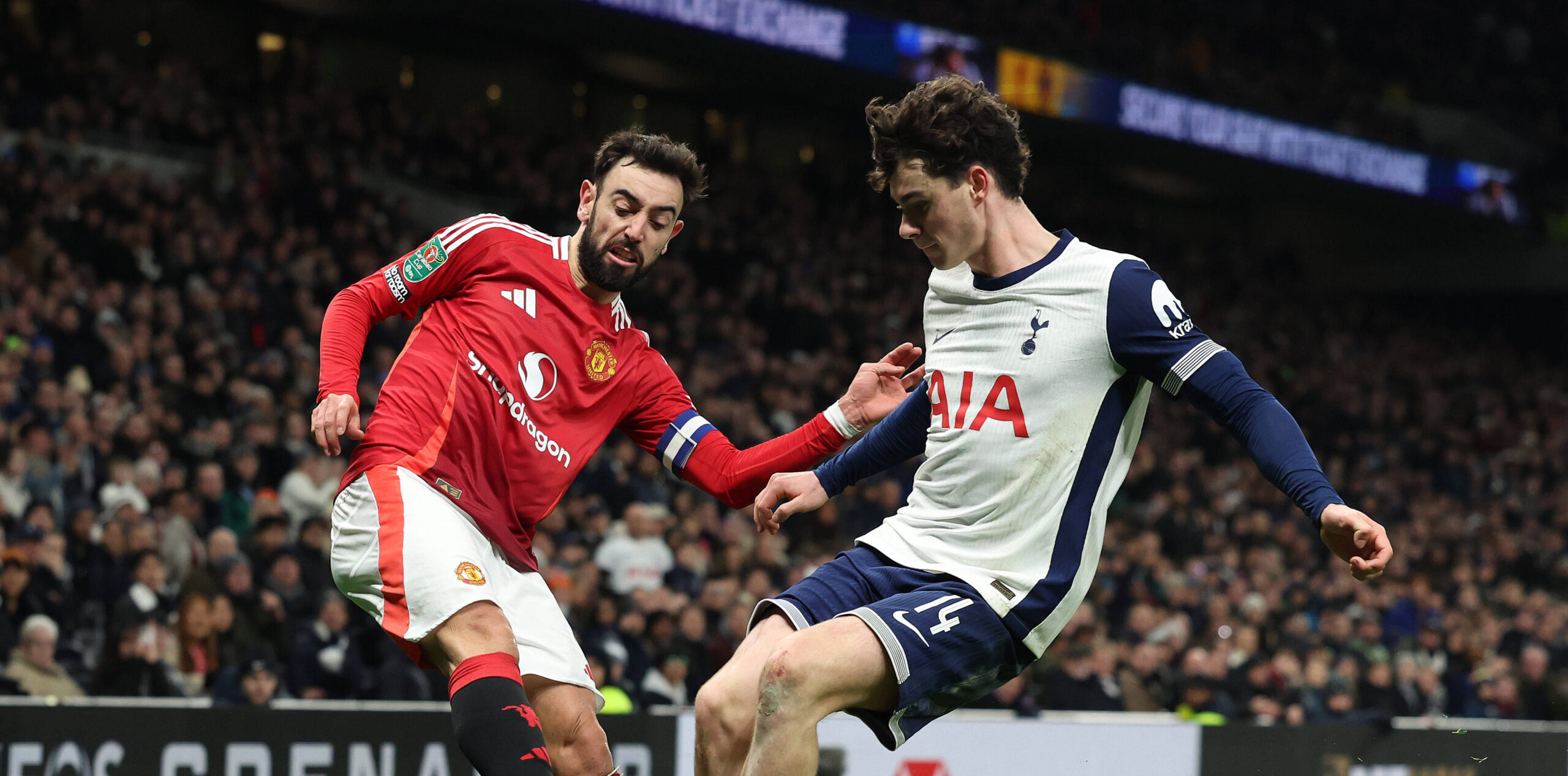 London, England, 19th December 2024. Bruno Fernandes of Manchester United, ManU and Archie Gray of Tottenham Hotspur challenge for the ball during the Carabao Cup match at the Tottenham Hotspur Stadium, London. Picture credit should read: Paul Terry / Sportimage EDITORIAL USE ONLY. No use with unauthorised audio, video, data, fixture lists, club/league logos or live services. Online in-match use limited to 120 images, no video emulation. No use in betting, games or single club/league/player publications. SPI-3538-0197
2024.12.19 Londyn
pilka nozna puchar ligi angielskiej
Tottenham Hotspur - Manchester United
Foto IMAGO/PressFocus
!!! POLAND ONLY !!!