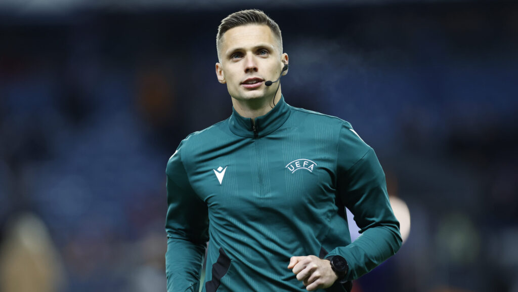 Referee Damian Sylwestrzak warms up during the UEFA Europa League match at Ibrox Stadium, Glasgow
Picture by Fred Palmer/Focus Images Ltd 07510556226
30/01/2025
2025.01.30 Glasgow
pilka nozna Liga Europy
Glasgow Rangers - Royale Union Saint-Gilloise
Foto Fred Palmer/Focus Images/MB Media/PressFocus

!!! POLAND ONLY !!!