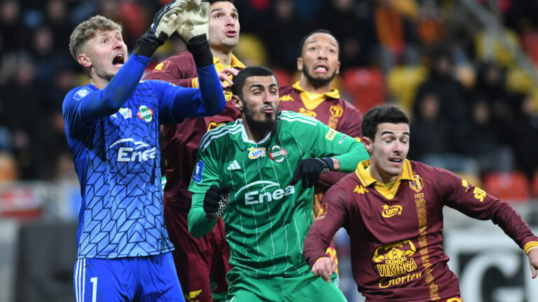 2025.02.02 Bialystok Pilka nozna PKO Ekstraklasa sezon 2024/2025 19. kolejka rozgrywek Jagiellonia Bialystok ( bordowe ) - Radomiak Radom N/z (L-P) Maciej Kikolski bramkarz Radomiaka Radom Dusan Stojinovic Rahil Mammadov Enzo Ebosse Miki Villar Foto Michal Kosc / PressFocus 
2025.02.02 Bialystok Football Polish PKO Ekstraklasa season 2024/2025 Jagiellonia Bialystok - Radomiak Radom Credit Michal Kosc / PressFocus