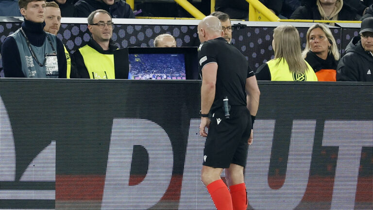 im Bild: Schiedsrichter Szymon Marciniak entscheidet nach Videobeweis, Video Assist, Video Beweis, TV Beweis auf Strafstoss, Strafstoss, Elfer, Elfmeter fuer Italien, 23.03.2025, Fussball, UEFA Nations League, Viertelfinale, Deutschland - Italien, GER, Dortmund, Signal Iduna Park, *** in the picture referee Szymon Marciniak decides after video evidence, video assist, video proof, TV proof on penalty kick, penalty kick, penalty, penalty kick for Italy, 23 03 2025, football, UEFA Nations League, quarter-final, Germany Italy, GER, Dortmund, Signal Iduna Park, Copyright: HMBxMedia/xHeikoxBecker
2025.03.23 Dortmund
pilka nozna , Liga Narodow UEFA
Niemcy - Wlochy
Foto IMAGO/PressFocus

!!! POLAND ONLY !!!