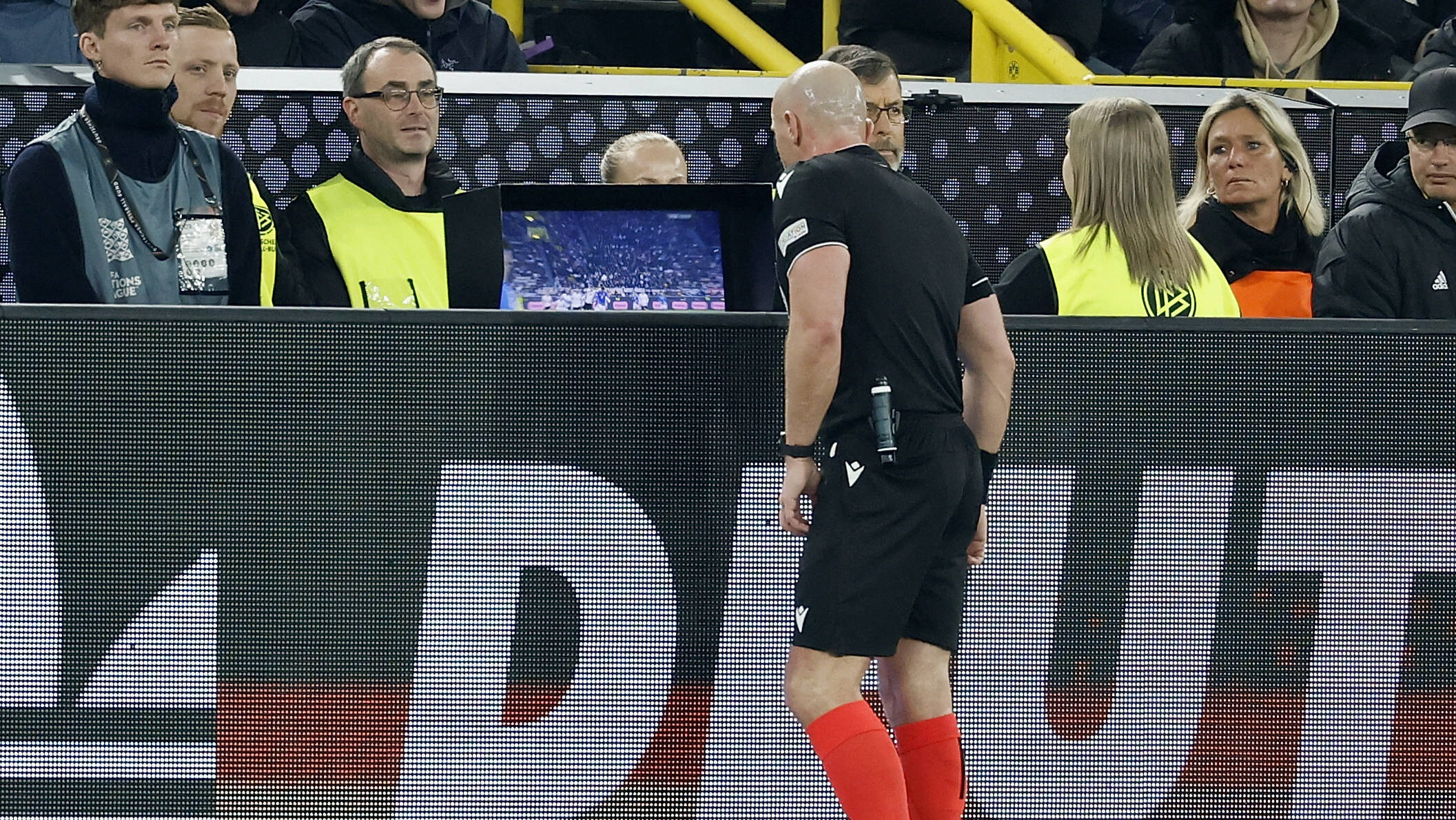 im Bild: Schiedsrichter Szymon Marciniak entscheidet nach Videobeweis, Video Assist, Video Beweis, TV Beweis auf Strafstoss, Strafstoss, Elfer, Elfmeter fuer Italien, 23.03.2025, Fussball, UEFA Nations League, Viertelfinale, Deutschland - Italien, GER, Dortmund, Signal Iduna Park, *** in the picture referee Szymon Marciniak decides after video evidence, video assist, video proof, TV proof on penalty kick, penalty kick, penalty, penalty kick for Italy, 23 03 2025, football, UEFA Nations League, quarter-final, Germany Italy, GER, Dortmund, Signal Iduna Park, Copyright: HMBxMedia/xHeikoxBecker
2025.03.23 Dortmund
pilka nozna , Liga Narodow UEFA
Niemcy - Wlochy
Foto IMAGO/PressFocus

!!! POLAND ONLY !!!