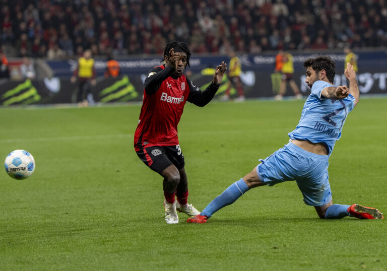 Zweikampf zwischen: Jeremie Frimpong Bayer 04 Leverkusen, 30 und Gerrit Holtmann VfL Bochum, 21 28.03.2025, Bayer Leverkusen - VfL Bochum, Fussball, Bundesliga, GER, Leverkusen, BayArena, Saison 24 25, 27. Spieltag DFL regulations prohibit any use of photographs as image sequences and/or quasi-video. *** Duel between Jeremie Frimpong Bayer 04 Leverkusen, 30 and Gerrit Holtmann VfL Bochum, 21 28 03 2025, Bayer Leverkusen VfL Bochum, Football, Bundesliga, GER, Leverkusen, BayArena, Season 24 25, 27 Matchday DFL regulations prohibit any use of photographs as image sequences and or quasi video Copyright: HMBxMedia/xMarcoxBader
2025.03.28 Leverkusen
pilka nozna , liga niemiecka
Bayer 04 Leverkusen - VfL Bochum 
Foto IMAGO/PressFocus

!!! POLAND ONLY !!!