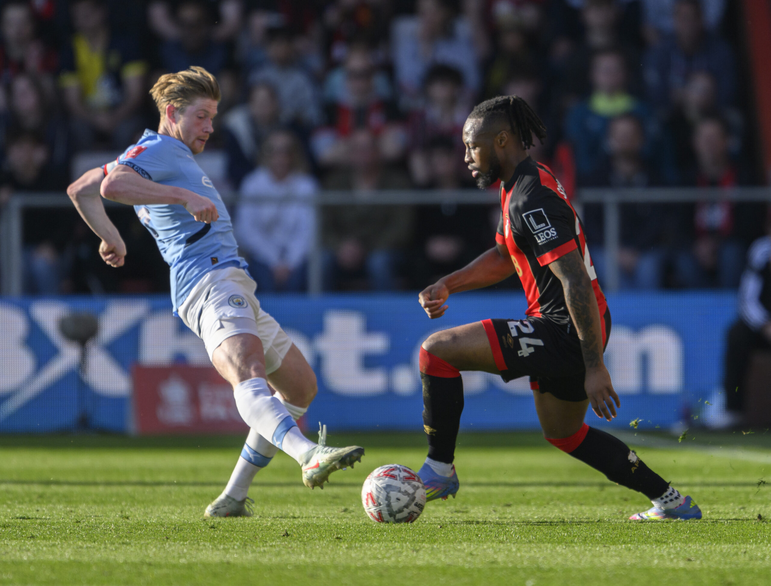Bournemouth Bournemouth, England, 2025 March 30th. Manchester City&#039;s Kevin De Bruyne (left) battles with Bournemouth&#039;s Antoine Semenyo (right) during the Emirates FA Cup Quarter-finals Round football match between AFC Bournemouth and Manchester City FC at the Vitality Stadium (Dean Court), Bournemouth, England.   (David Horton / SPP) (Photo by David Horton / SPP/Sipa USA)
2025.03.30  Bournemouth 
pilka nozna puchar anglii
AFC Bournemouth - Manchester City 
Foto SPP/SIPA USA/PressFocus

!!! POLAND ONLY !!!