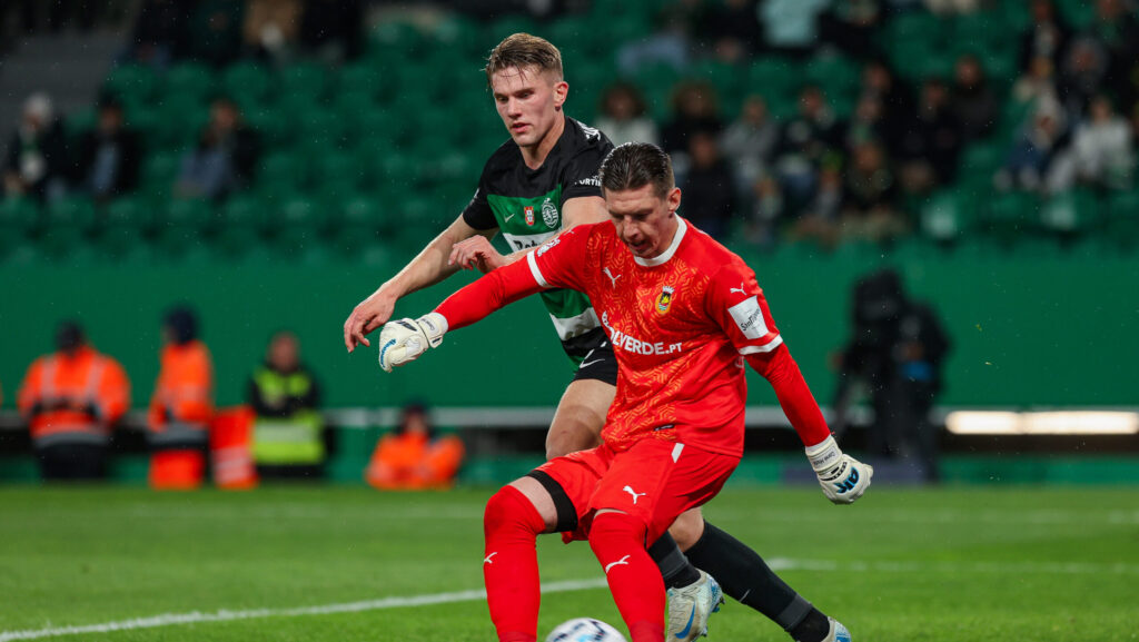 Cezary Miszta goalkeeper of Rio Ave FC battle the ball with  Viktor Gyokeres forward of Sporting CP  during the Taca de Portugal Generali Tranquilidade semi-final match between Sporting CP and Rio Ave FC at Estadio Jose Alvalade on April 2025 3th, in Lisbon, Portugal. Taca de Portugal - Sporting CP vs Rio Ave FC (Valter Gouveia/SPP) (Photo by Valter Gouveia/SPP/Sipa USA)
2025.04.03 Lizbona
pilka nozna puchar portugalii 
Sporting Lizbona - Rio Ave FC 
Foto SPP/SIPA USA/PressFocus

!!! POLAND ONLY !!!