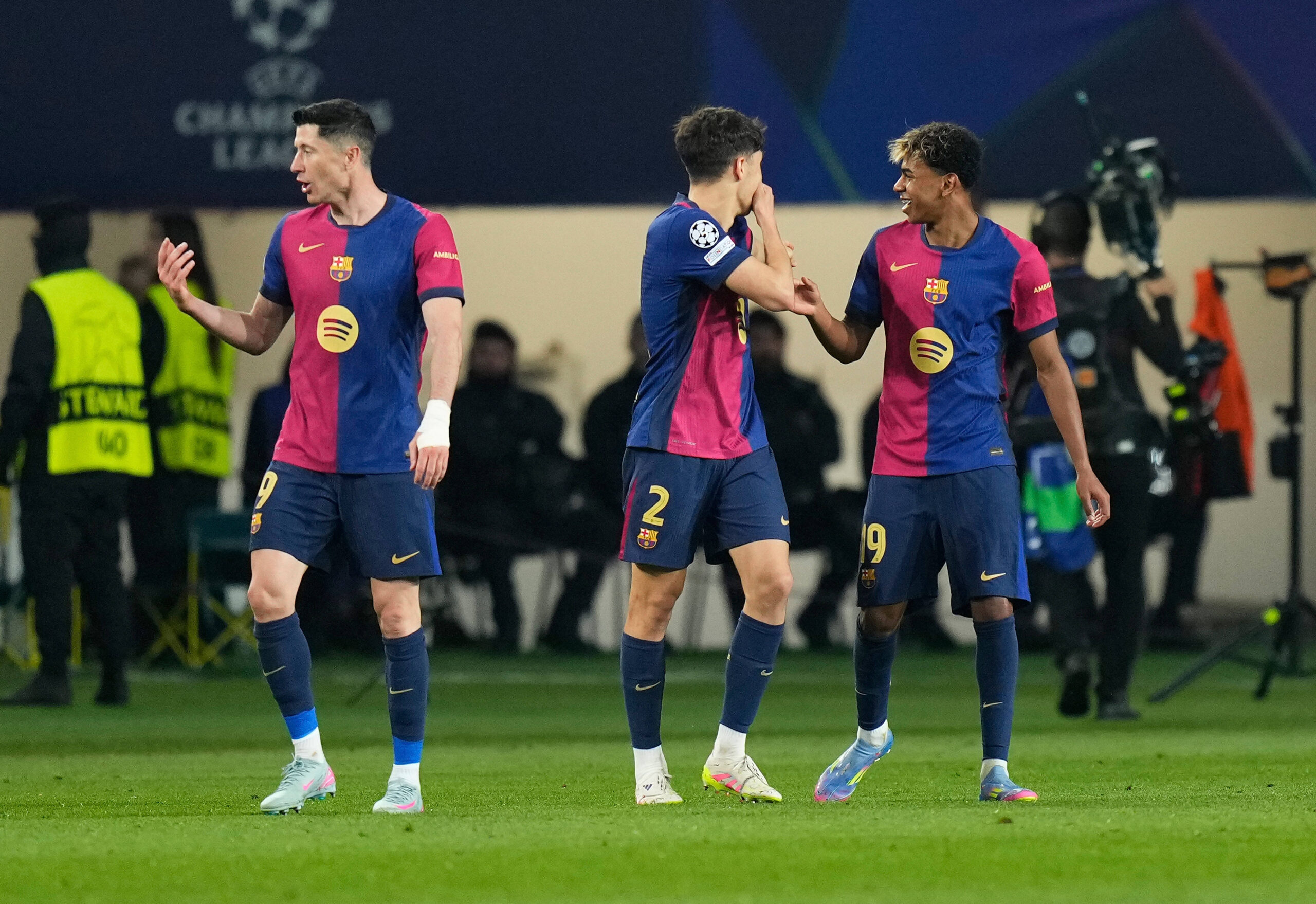 09.04.2025, xslx, Fussball UEFA Champions League, FC Barcelona, Barca - Borussia Dortmund v.l. Robert Lewandowski FC Barcelona, Pau Cubarsi FC Barcelona, Lamine Yamal FC Barcelona celebrate the goal, Der Torjubel zum 4:0 UEFA REGULATIONS PROHIBIT ANY USE OF PHOTOGRAPHS as IMAGE SEQUENCES and/or QUASI-VIDEO Barcelona *** 09 04 2025, xslx, Football UEFA Champions League, FC Barcelona Borussia Dortmund v l Robert Lewandowski FC Barcelona , Pau Cubarsi FC Barcelona , Lamine Yamal FC Barcelona celebrate the goal, Der Torjubel zum 4 0 UEFA REGULATIONS PROHIBIT ANY USE OF PHOTOGRAPHS as IMAGE SEQUENCES and or QUASI VIDEO Barcelona
2025.04.09 Barcelona
pilka nozna , Liga Mistrzow
FC Barcelona - Borussia Dortmund
Foto IMAGO/PressFocus

!!! POLAND ONLY !!!