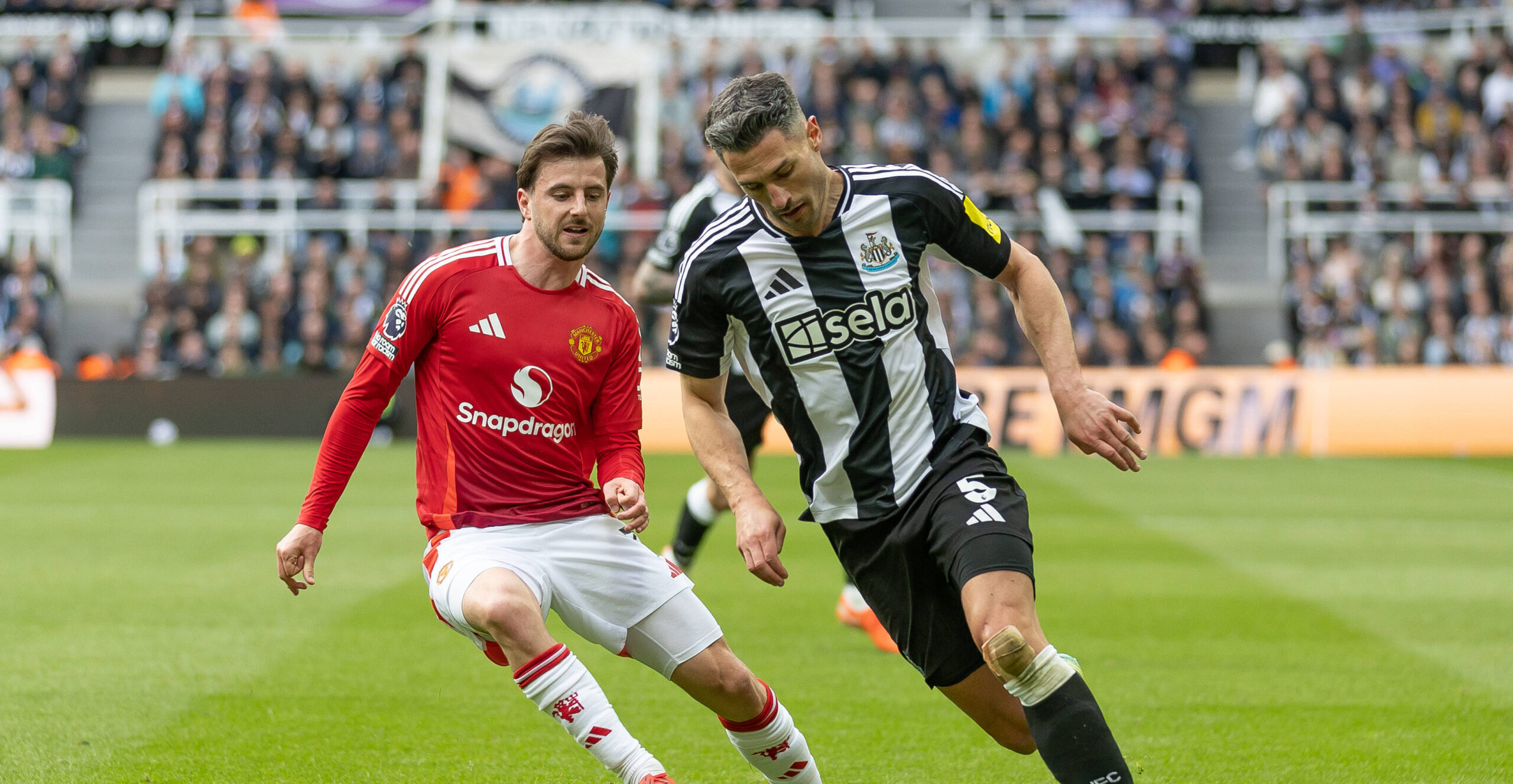 Newcastle v Manchester United, ManU Premier League, Football, St James Park, Newcastle upon Tyne, Tyne and Wear, UK - 13 Apr 2025 Mason Mount of Manchester United and Fabian Schar of Newcastle United Newcastle upon Tyne St James Park Tyne and Wear GBR, UK NEWSPAPERS OUT Copyright: xEllixBirchx
2025.04.13 Newcastle upon Tyne
pilka nozna , liga angielska
Newcastle United - Manchester United
Foto IMAGO/PressFocus

!!! POLAND ONLY !!!