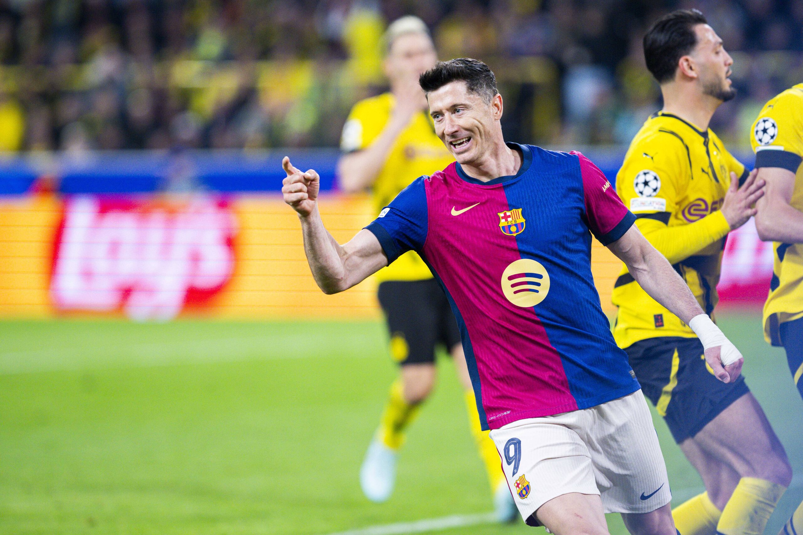 15.04.2025 - Fussball, 2024/2025, UEFA Champions League, Viertelfinale, Borussia Dortmund - FC Barcelona, Barca Robert Lewandowski Barcelona jubelt nach dem Tor zum 2:1 Dortmund Nordrhein-Westfalen Deutschland Signal Iduna Park *** 15 04 2025 Football, 2024 2025, UEFA Champions League, quarter-finals, Borussia Dortmund FC Barcelona Robert Lewandowski Barcelona cheers after scoring to make it 2 1 Dortmund North Rhine-Westphalia Germany Signal Iduna Park