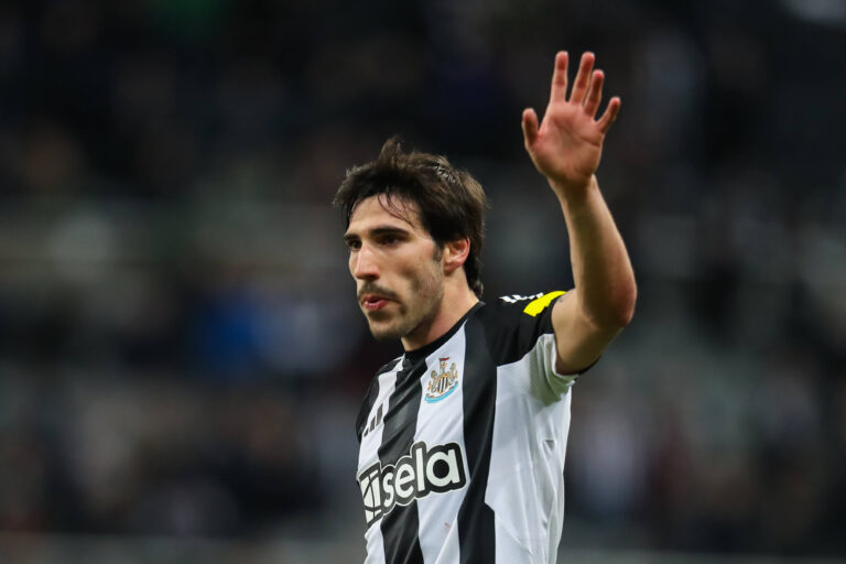 Newcastle United FC v Crystal Palace FC Sandro Tonali Of Newcastle United waves to the fans during the Newcastle United FC v Crystal Palace FC English Premier League match at St.James Park, Newcastle, England, United Kingdom on 16 April 2025 Credit: Lee Keuneke/Every Second Media Editorial use only. All images are copyright Every Second Media Limited. No images may be reproduced without prior permission. All rights reserved. Premier League and Football League images are subject to licensing agreements with Football DataCo Limited. see https://www.football-dataco.com Copyright: xIMAGO/EveryxSecondxMediax ESM-1421-0059 LeexKeunekex/xEveryxSecondxMediax
2025.04.16 Newcastle
pilka nozna , liga angielska
Newcastle United - Crystal Palace
Foto IMAGO/PressFocus

!!! POLAND ONLY !!!