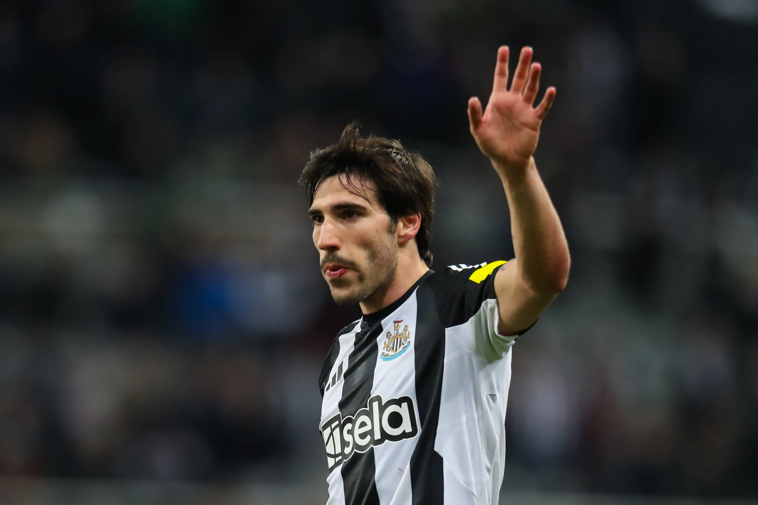 Newcastle United FC v Crystal Palace FC Sandro Tonali Of Newcastle United waves to the fans during the Newcastle United FC v Crystal Palace FC English Premier League match at St.James Park, Newcastle, England, United Kingdom on 16 April 2025 Credit: Lee Keuneke/Every Second Media Editorial use only. All images are copyright Every Second Media Limited. No images may be reproduced without prior permission. All rights reserved. Premier League and Football League images are subject to licensing agreements with Football DataCo Limited. see https://www.football-dataco.com Copyright: xIMAGO/EveryxSecondxMediax ESM-1421-0059 LeexKeunekex/xEveryxSecondxMediax
2025.04.16 Newcastle
pilka nozna , liga angielska
Newcastle United - Crystal Palace
Foto IMAGO/PressFocus

!!! POLAND ONLY !!!