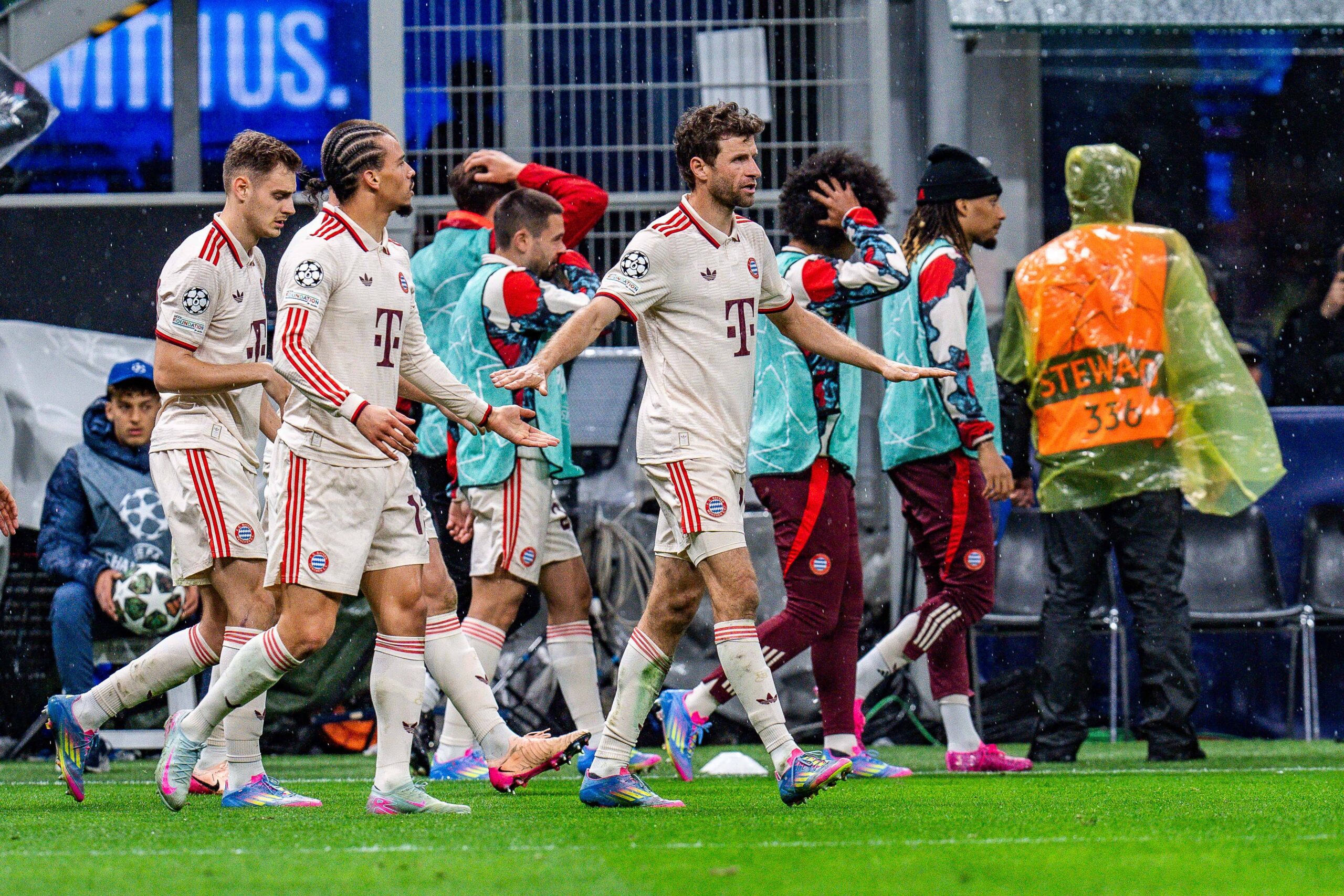 16.04.2025, Inter Mailand vs. FC Bayern Munchen, UEFA Champions League, Viertelfinale-Ruckspiel Tor zum 0:1 durch Harry Kane FC Bayern Muenchen, 9 hier mit Serge Gnabry FC Bayern Muenchen, 7 und Aleksandar Pavlovic FC Bayern Muenchen, 45 Thomas Muller FC Bayern Muenchen, 25 Leroy Sane FC Bayern Muenchen, 10 Josip Stanisic FC Bayern Muenchen, 44 *** 16 04 2025, Inter Milan vs FC Bayern Munich, UEFA Champions League, quarter-final second leg Goal for 0 1 by Harry Kane FC Bayern Munich, 9 here with Serge Gnabry FC Bayern Munich, 7 and Aleksandar Pavlovic FC Bayern Munich, 45 Thomas Muller FC Bayern Munich, 25 Leroy Sane FC Bayern Munich, 10 Josip Stanisic FC Bayern Munich, 44 Copyright: xBahhoxKarax
2025.04.16 Mediolan
pilka nozna , Liga Mistrzow
Inter Mediolan - Bayern Monachium
Foto IMAGO/PressFocus

!!! POLAND ONLY !!!